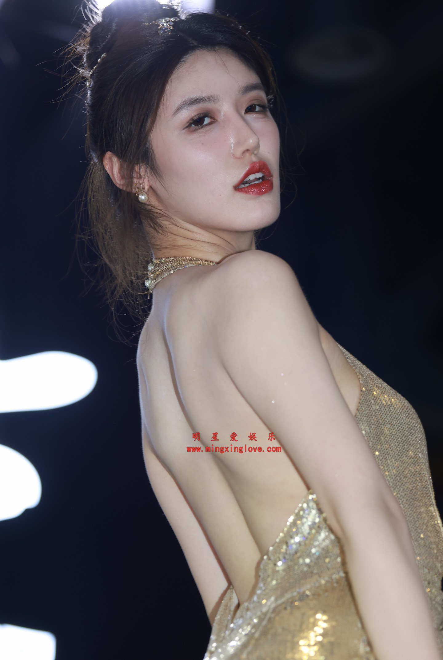 小乌苏Tina‌车展拍摄花絮照片，大尺度露背、吊带露胸（乳贴）造型，放大可看清肌肤纹理，高清8K分辨率原图无修生图下载