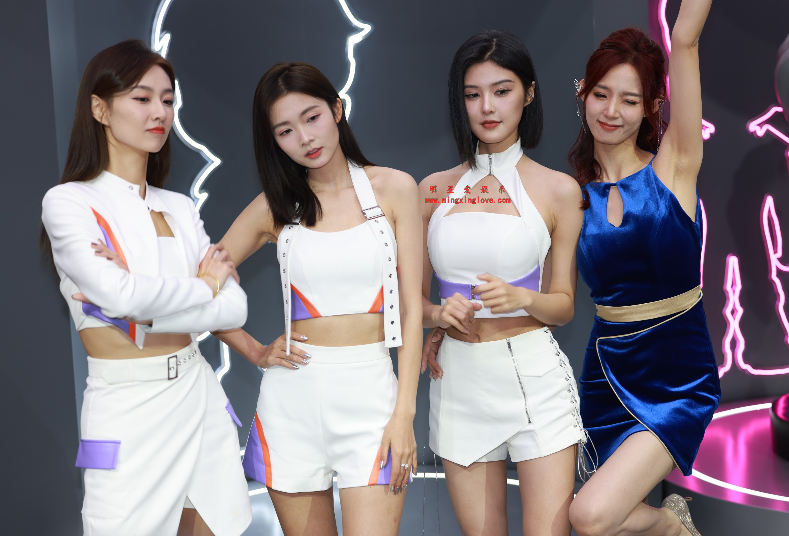 百万粉丝网红车模程儿广州国际车展展台+走秀花絮照片，性感露背短裙美腿、爆乳露胸，放大可看清肌肤纹理，高清8K分辨率原图无修生图下载