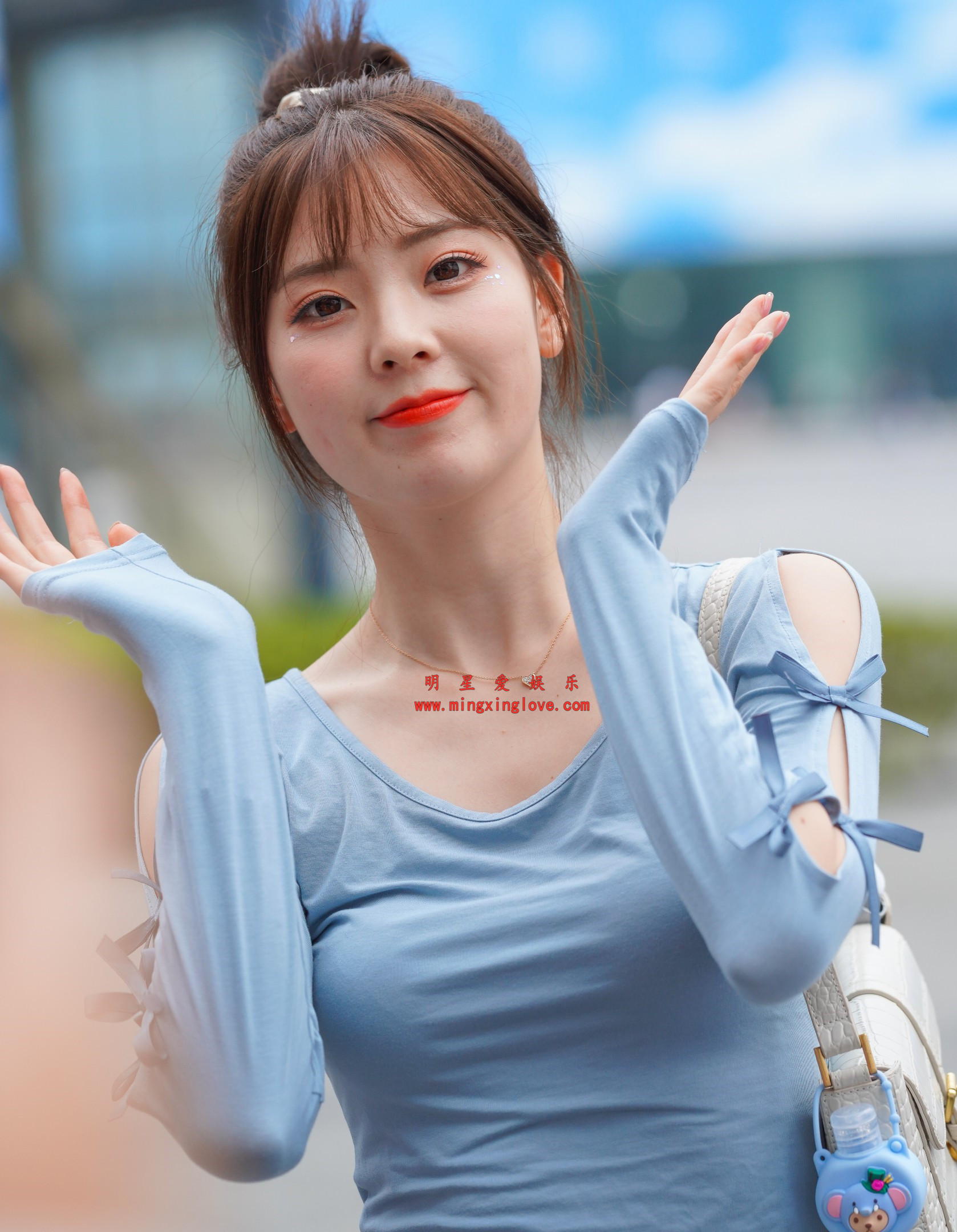 网红车模春晓街拍花絮照片，性感超短裙，美腿光脚，放大可看清肌肤纹理，高清8K分辨率原图无修生图下载