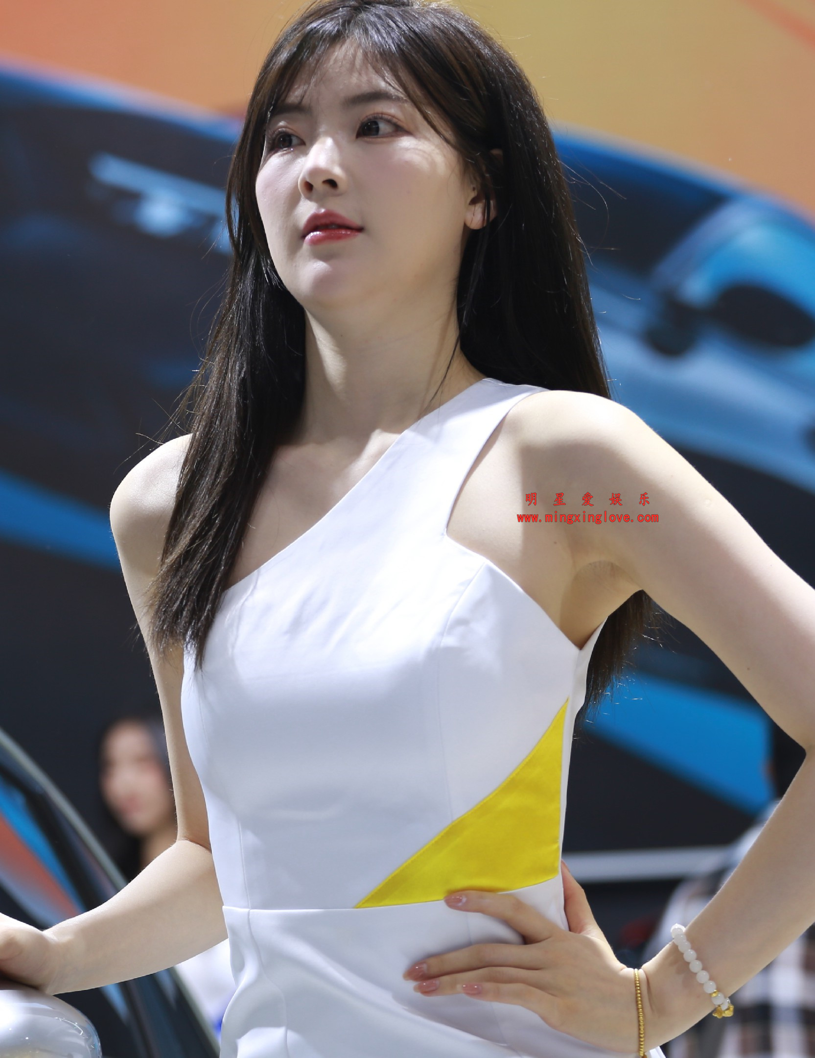 网红车模春晓车展拍摄花絮照片，性感抹胸短裙、美腿光脚等4套造型，高清4K分辨率原图无修生图下载