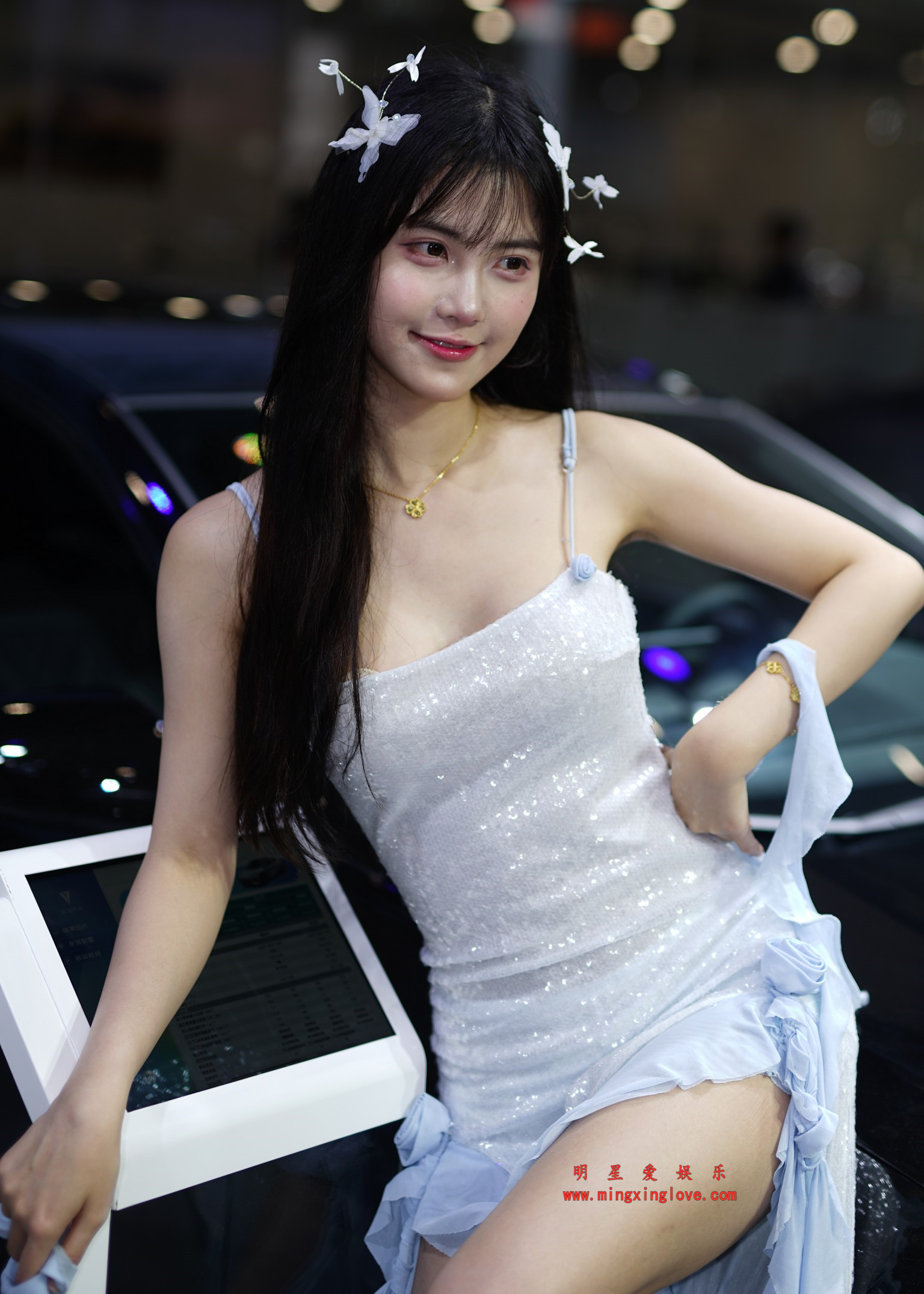 抖音百万粉丝网红车模克罗拉车展拍摄花絮照片,性感吊带露胸开叉裙,高清4K分辨率原图无修生图下载 抖音百万粉丝网红车模克罗拉车展拍摄花絮照片,性感吊带露胸开叉裙,高清4K分辨率原图无修生图下载