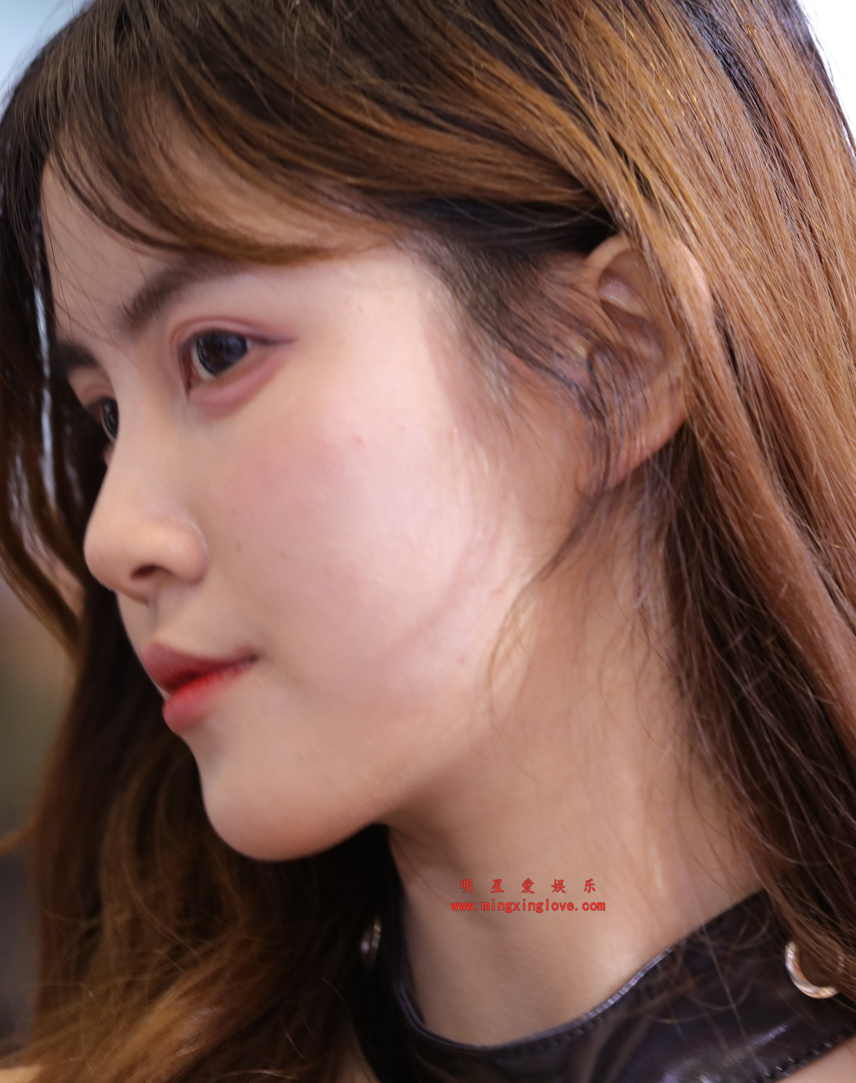 抖音百万粉丝网红车模克罗拉车展拍摄花絮照片,性感抹胸短裙、美腿光脚特写,放大可看清肌肤纹理,高清8K分辨率原图无修生图下载 抖音百万粉丝网红车模克罗拉车展拍摄花絮照片,性感抹胸短裙、美腿光脚特写,放大可看清肌肤纹理,高清8K分辨率原图无修生图下载