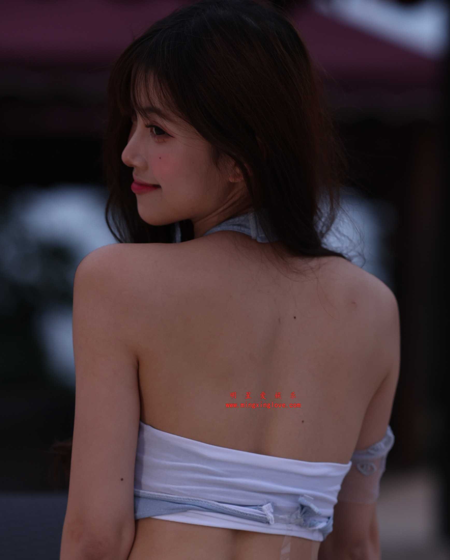 抖音百万粉丝网红车模克罗拉海滩私房写真花絮照片，吊带内衣、美腿光脚造型，高清8K分辨率原图无修生图下载