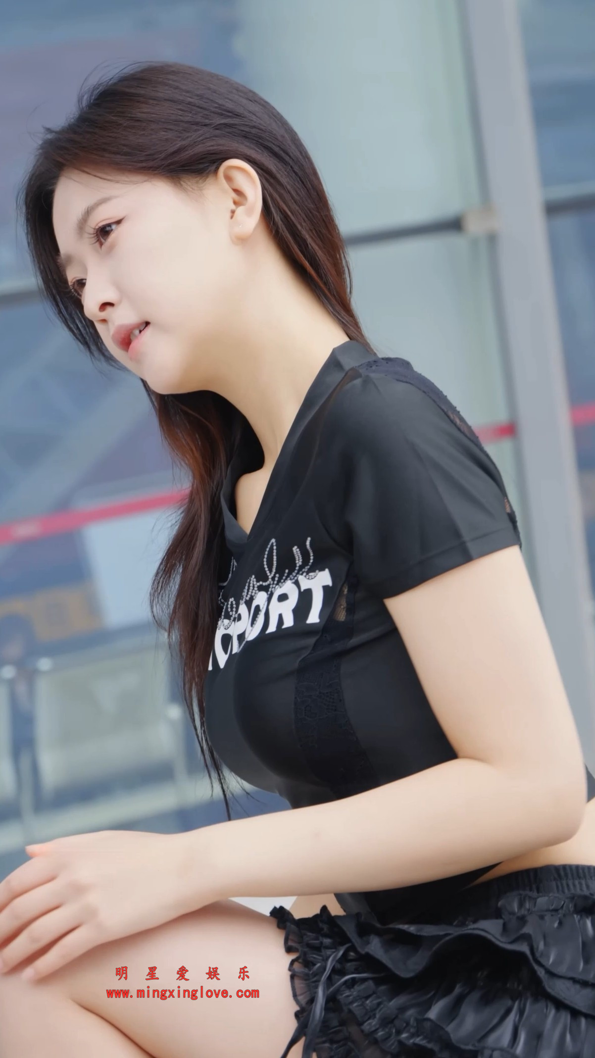 车模任绵绵车展外拍花絮视频，性感超短裙美腿、光脚高跟，高清4K60fps分辨率原视频下载