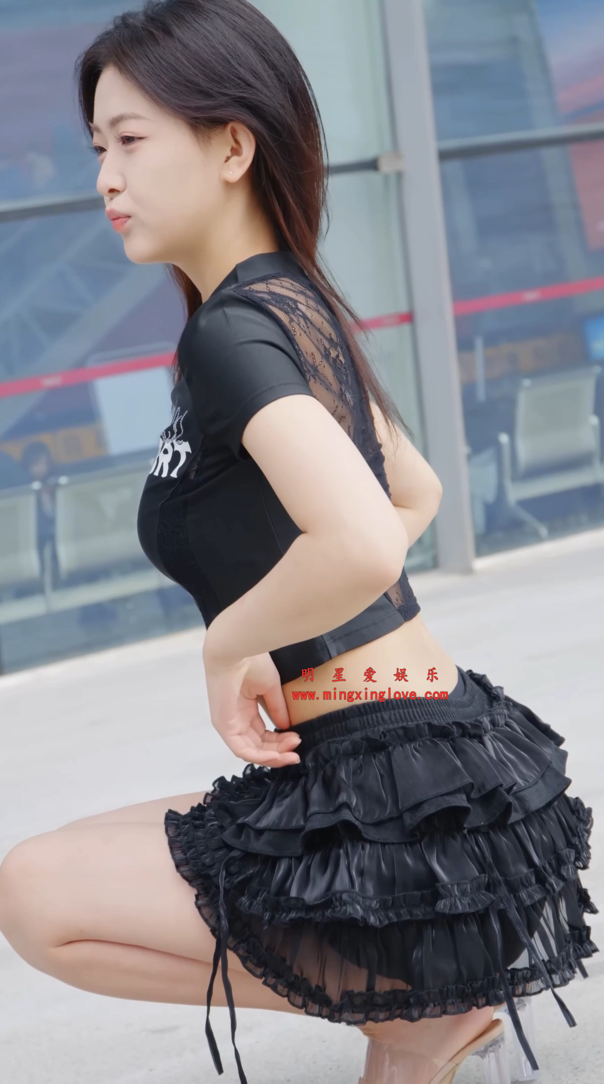 车模任绵绵车展外拍花絮视频，性感超短裙美腿、光脚高跟，高清4K60fps分辨率原视频下载