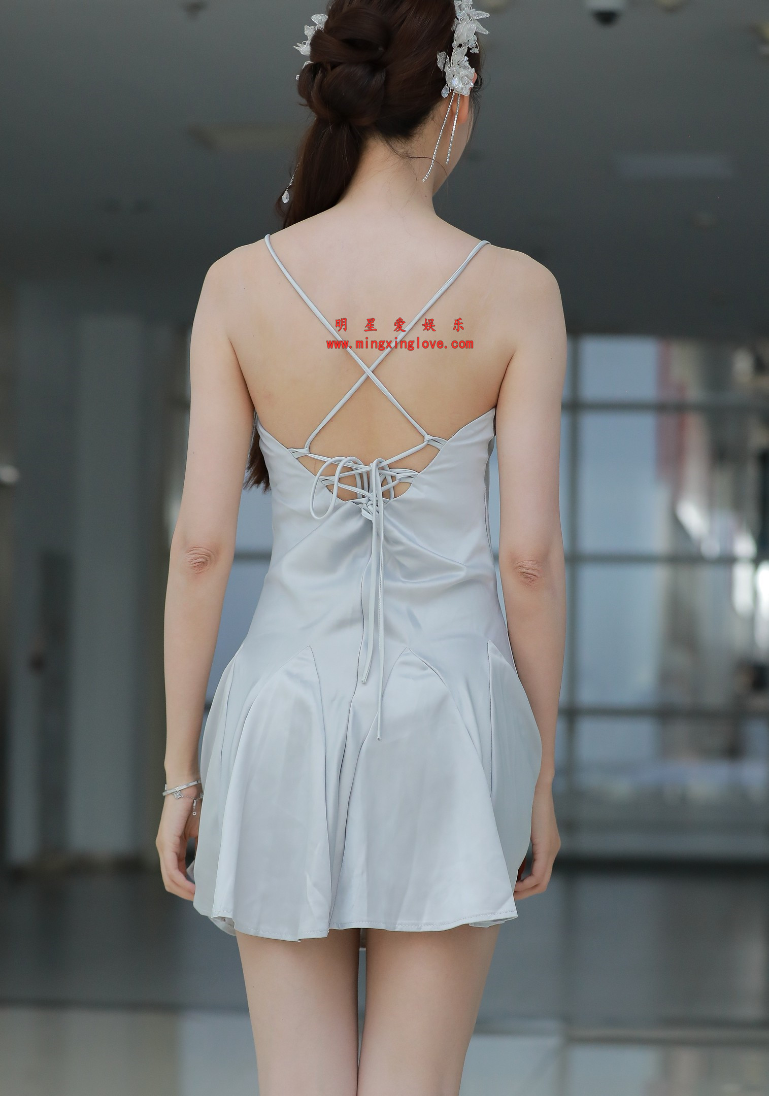 百万粉丝网红车模小龙鼠车展外拍花絮照片,性感吊带露背短裙、美腿光脚,高清4K分辨率原图无修生图下载 百万粉丝网红车模小龙鼠车展外拍花絮照片,性感吊带露背短裙、美腿光脚,高清4K分辨率原图无修生图下载