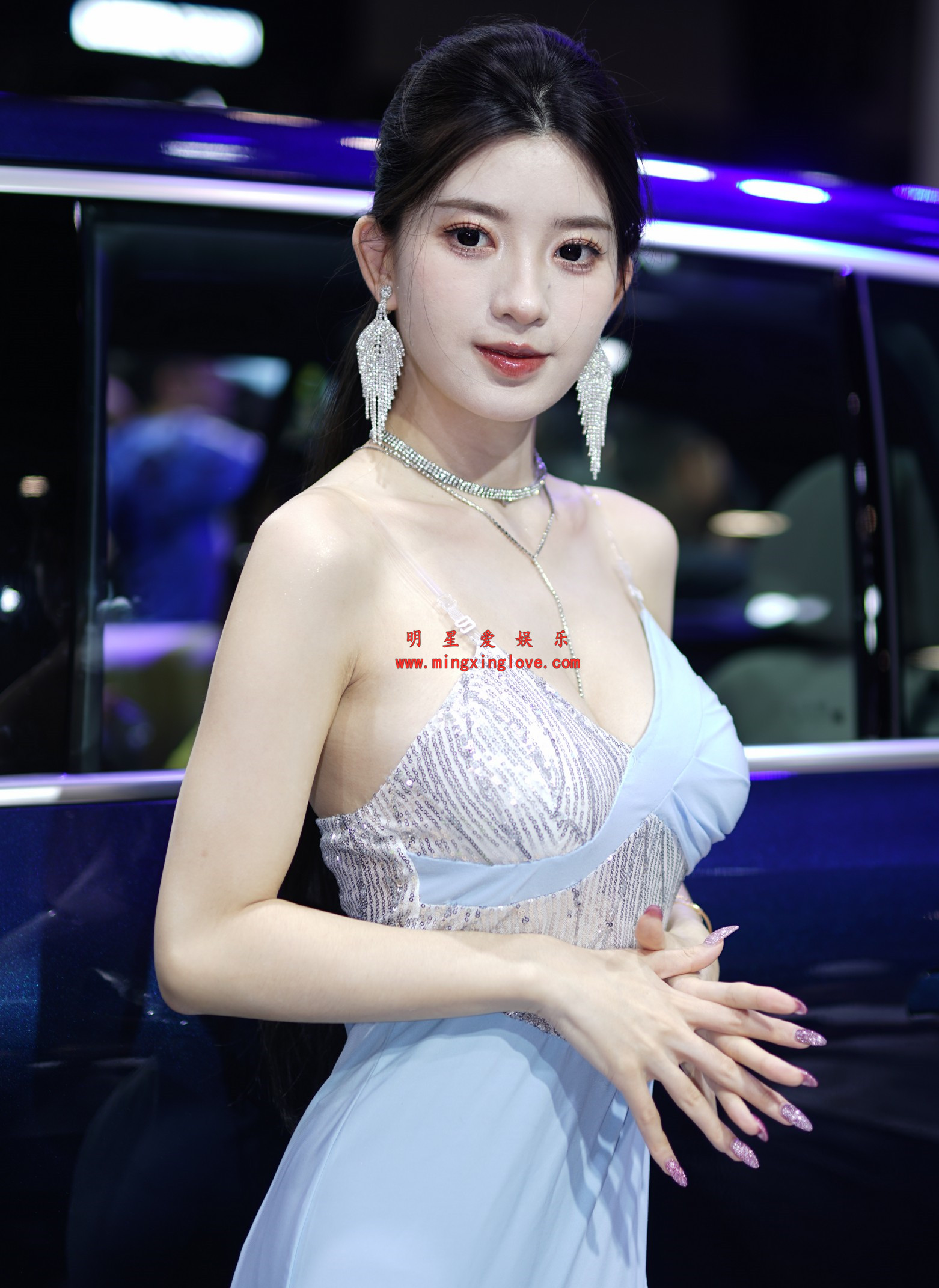 抖音百万粉丝网红车模BB酱车展拍摄花絮照片，大尺度爆乳露胸露背开叉裙，放大可看清肌肤纹理，高清4K分辨率原图无修生图下载