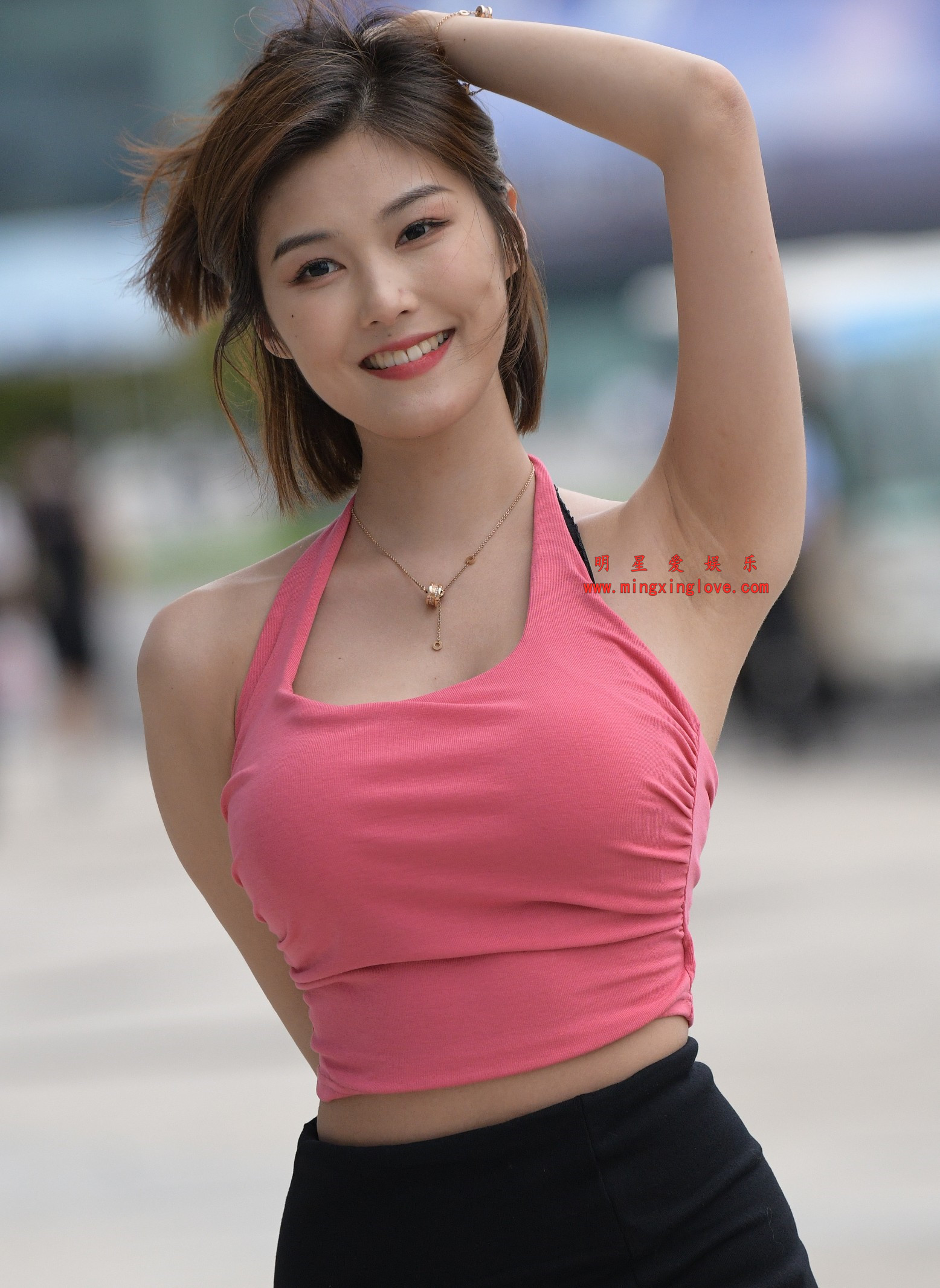 百万粉丝网红车模程儿街拍花絮照片，大尺度爆乳露背、短裙美腿，放大可看清肌肤纹理，高清8K分辨率原图无修生图下载