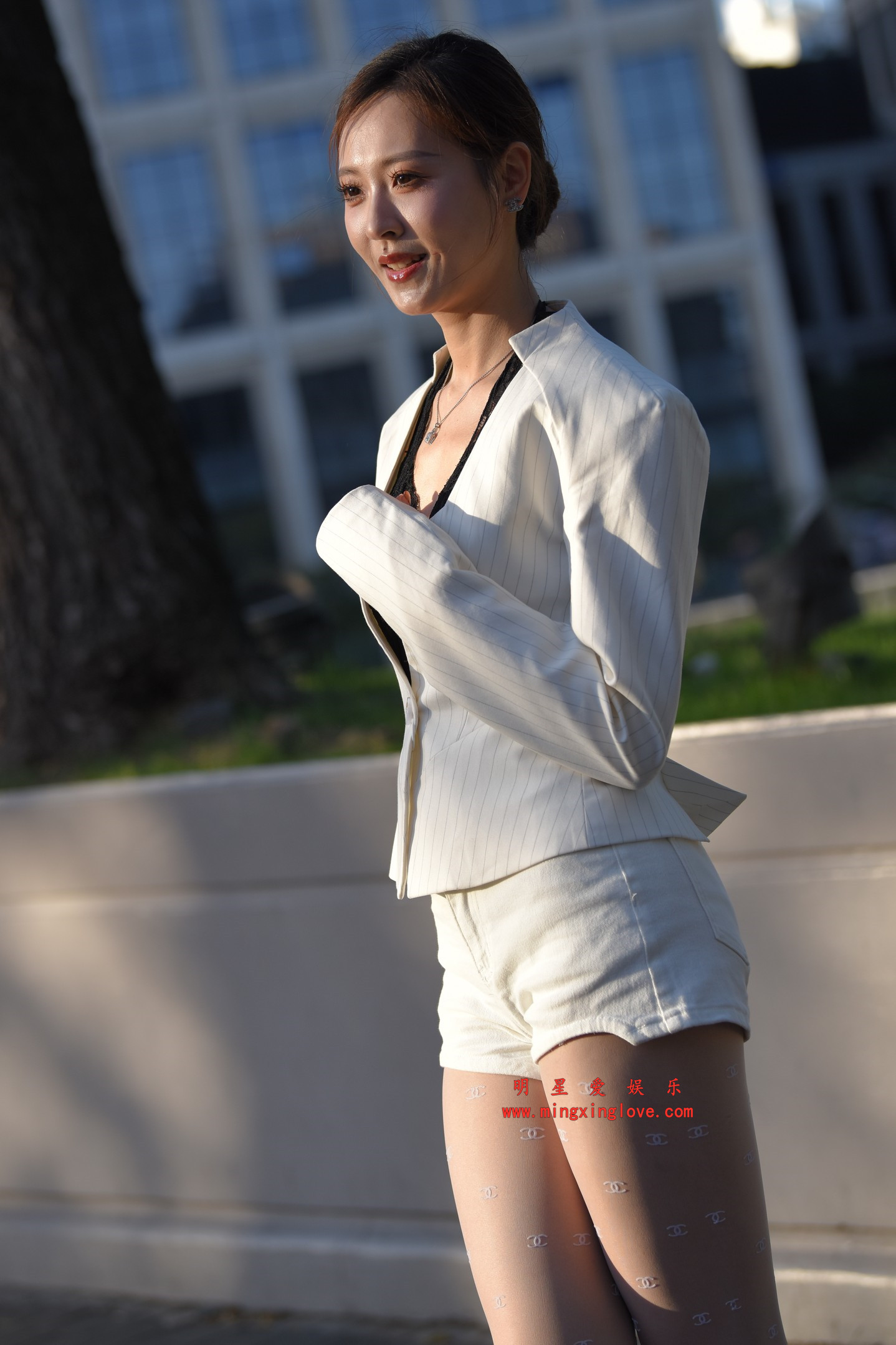 百万粉丝网红车模小龙鼠街拍花絮照片，性感蕾丝露胸短裤、肉丝美腿，放大可看清肌肤纹理，高清4K分辨率原图无修生图下载