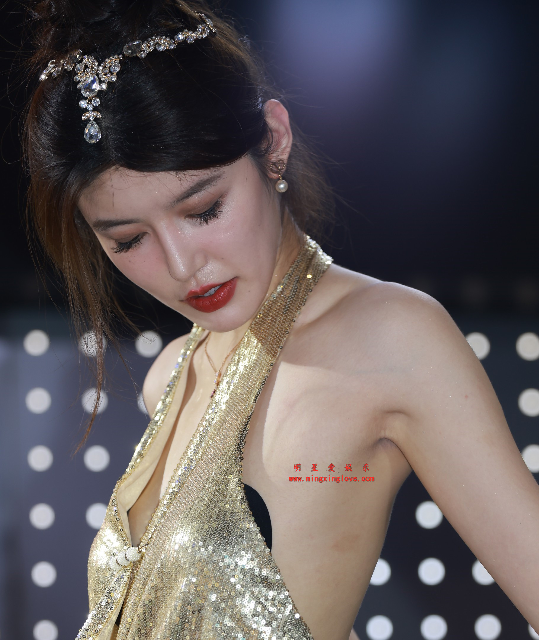 小乌苏Tina车展拍摄花絮照片,大尺度露背、吊带露胸(乳贴)造型,放大可看清肌肤纹理,高清8K分辨率原图无修生图下载 小乌苏Tina车展拍摄花絮照片,大尺度露背、吊带露胸(乳贴)造型,放大可看清肌肤纹理,高清8K分辨率原图无修生图下载