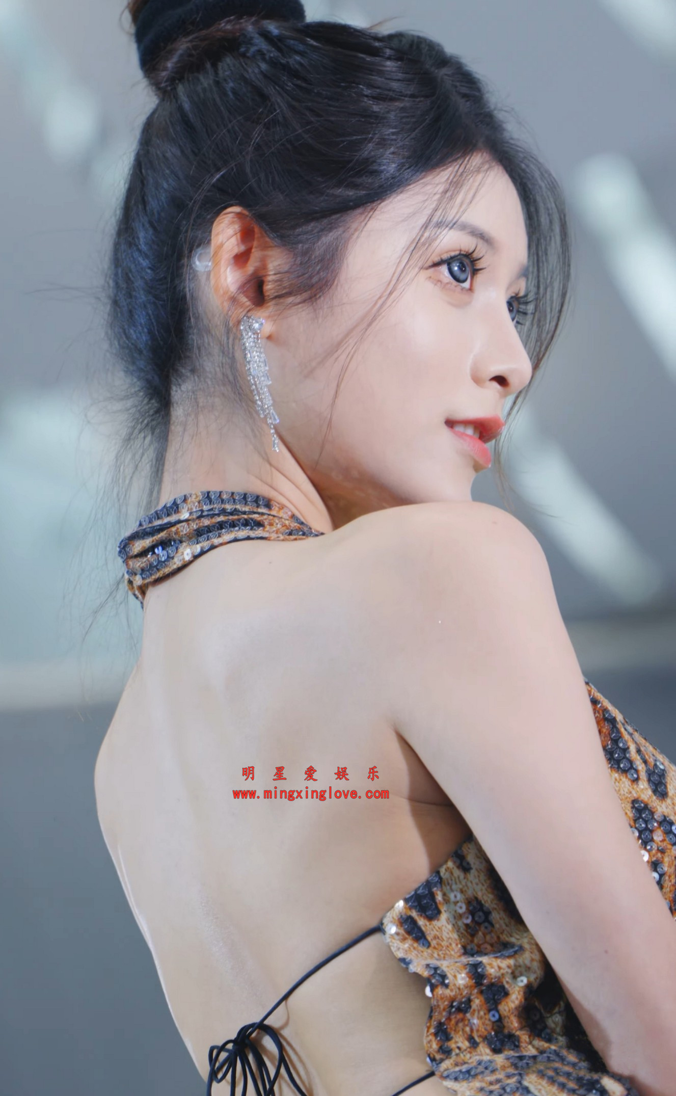 抖音百万粉丝网红叶子大人车展拍摄花絮视频,大尺度露背短裙、美腿光脚,高清4K60fps分辨率原视频下载 抖音百万粉丝网红叶子大人车展拍摄花絮视频,大尺度露背短裙、美腿光脚,高清4K60fps分辨率原视频下载