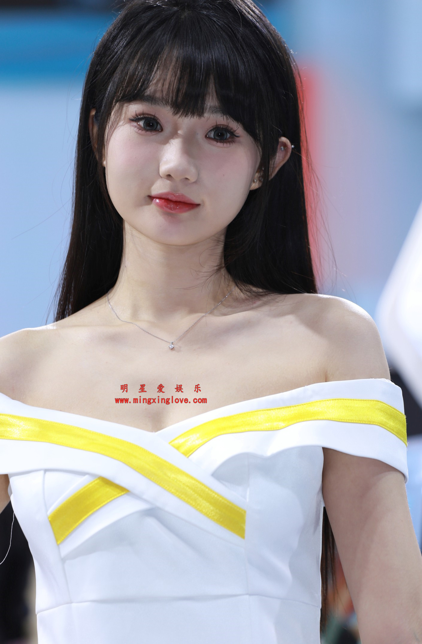 抖音百万粉丝网红抱起小熊就跑车展拍摄花絮照片，抹胸、短裙美腿等造型，放大可看清肌肤纹理，高清多分辨率无修生图下载