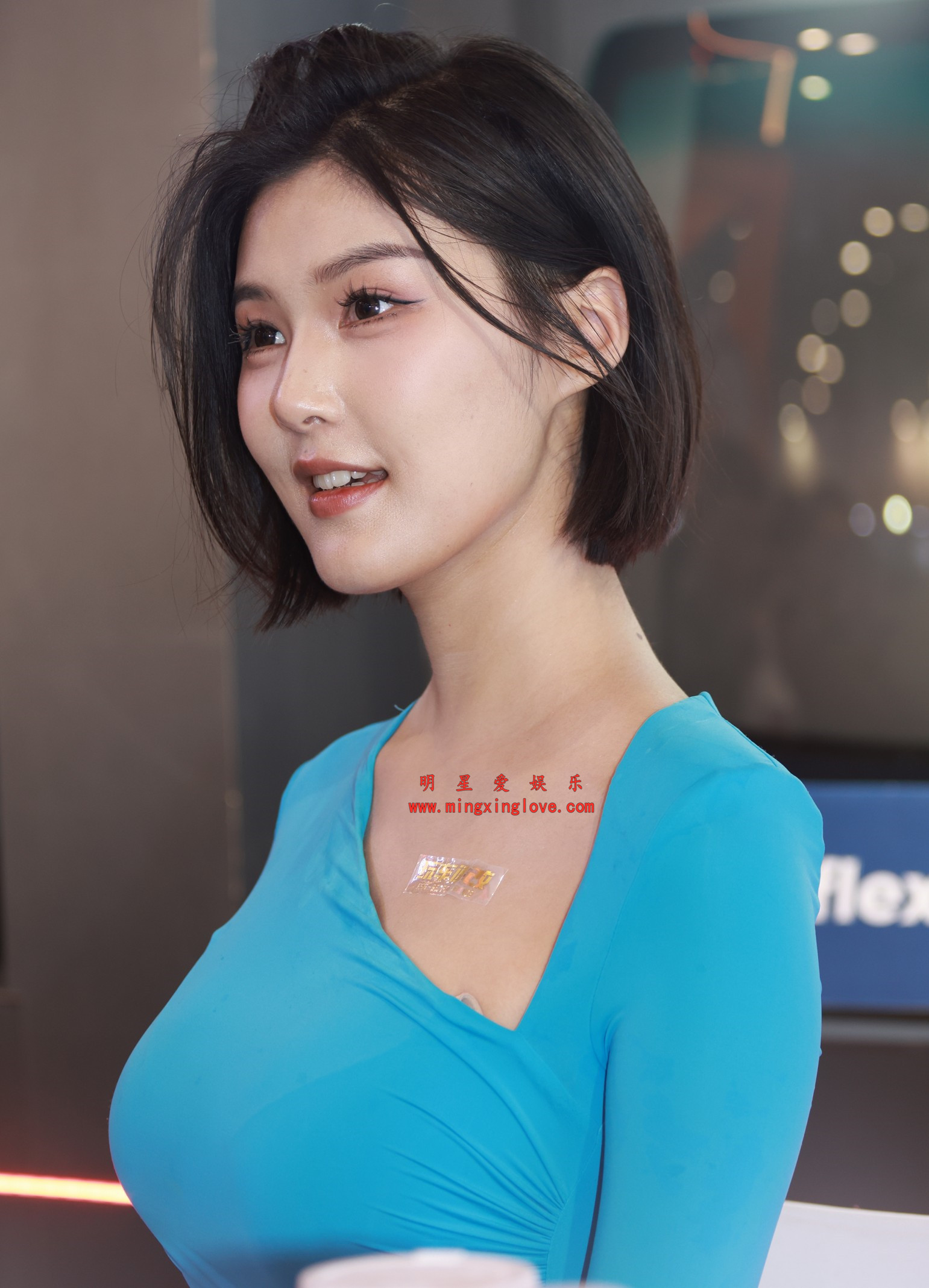 百万粉丝网红车模程儿车展花絮照片，性感超短裙、美腿特写，放大可看清肌肤纹理，高清8K分辨率原图无修生图下载