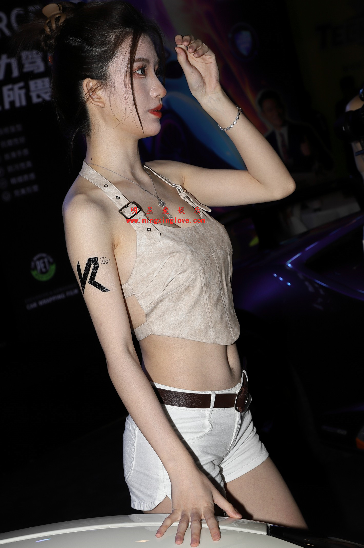 抖音百万粉丝网红车模BB酱车展拍摄花絮照片,大尺度露背露胸肚兜、美腿光脚,放大可看清肌肤绒毛,高清4K分辨率原图无修生图下载 抖音百万粉丝网红车模BB酱车展拍摄花絮照片,大尺度露背露胸肚兜、美腿光脚,放大可看清肌肤绒毛,高清4K分辨率原图无修生图下载