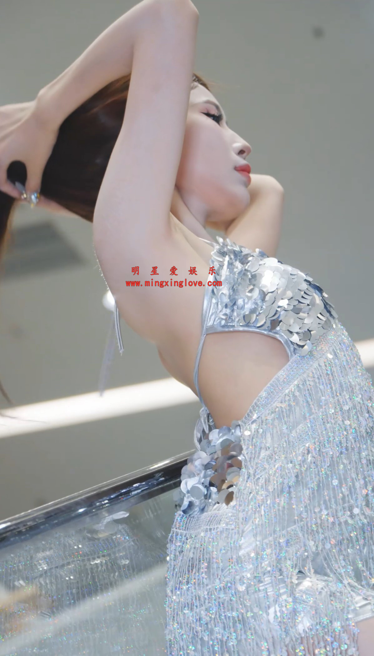 网红车模安淇车展外拍视频，大尺度吊带露胸露背超短裙、美腿光脚高跟，高清4K60fps分辨率原视频下载