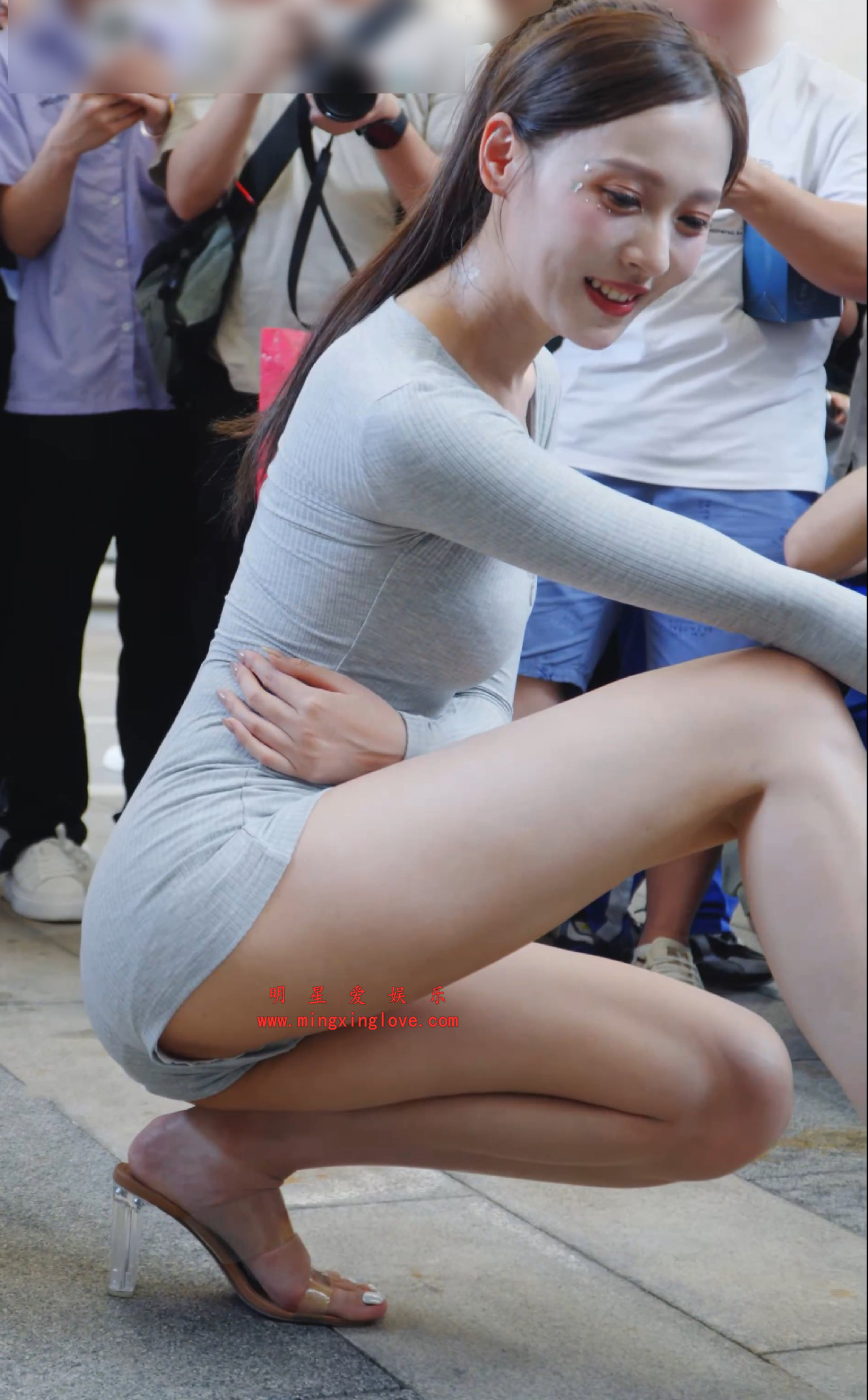 百万粉丝网红小龙鼠粤港澳大湾区车展外拍写真花絮视频,紧身超短裤露美臀、美腿光脚高跟,高清4K60fps分辨率无修原视频下载 百万粉丝网红小龙鼠粤港澳大湾区车展外拍写真花絮视频,紧身超短裤露美臀、美腿光脚高跟,高清4K60fps分辨率无修原视频下载