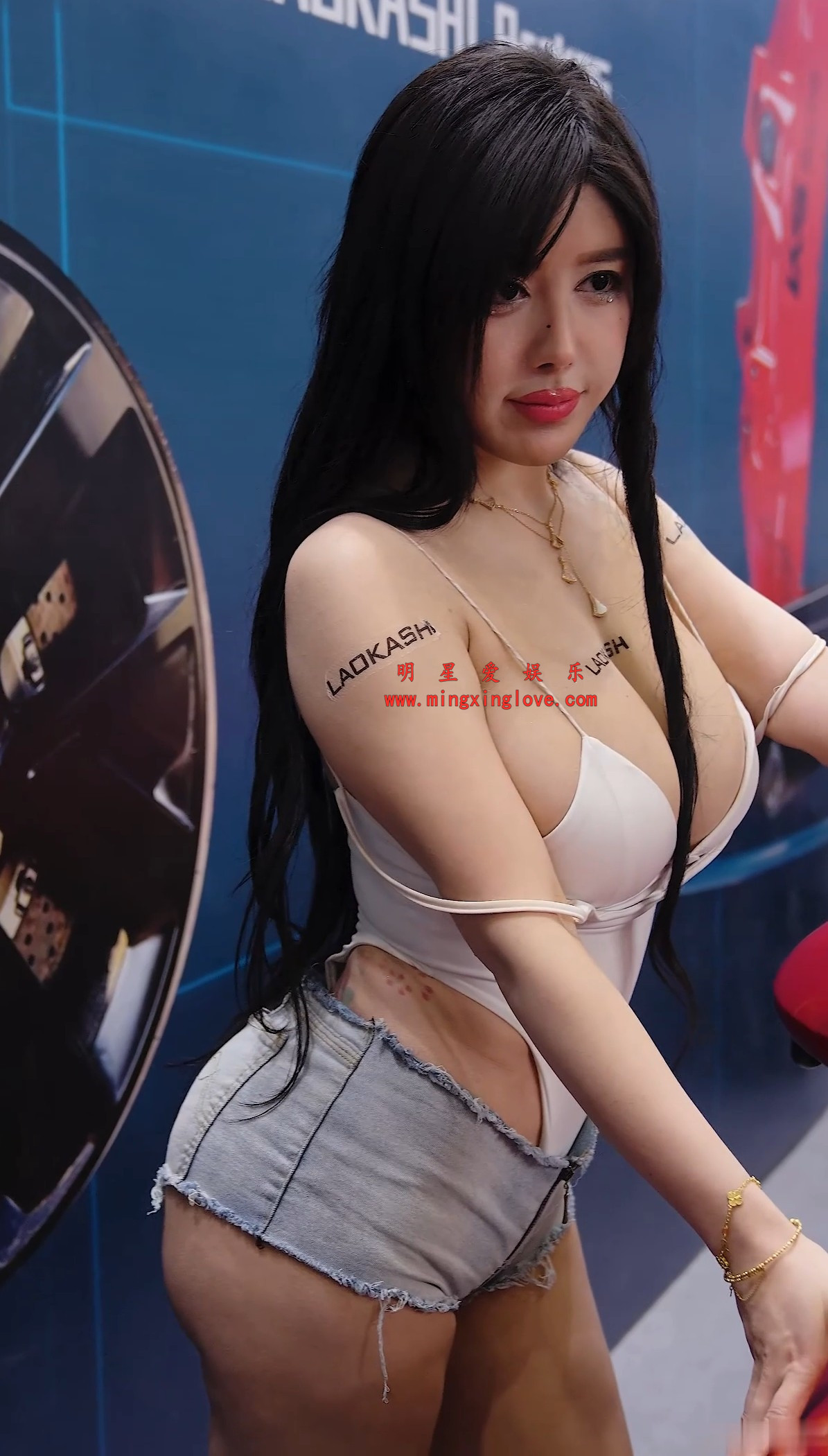 车模猪小七深圳改装车展拍摄花絮视频,大尺度爆乳露胸、超短露臀牛仔,高清4K60fps分辨率原视频下载 车模猪小七深圳改装车展拍摄花絮视频,大尺度爆乳露胸、超短露臀牛仔,高清4K60fps分辨率原视频下载