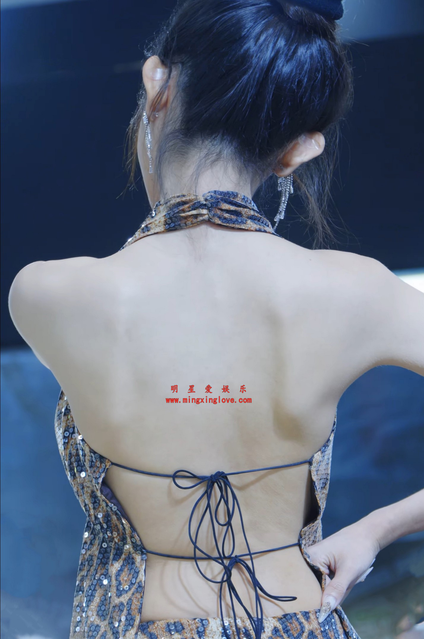 抖音百万粉丝网红叶子大人车展拍摄花絮视频，大尺度露背短裙、美腿光脚，高清4K60fps分辨率原视频下载