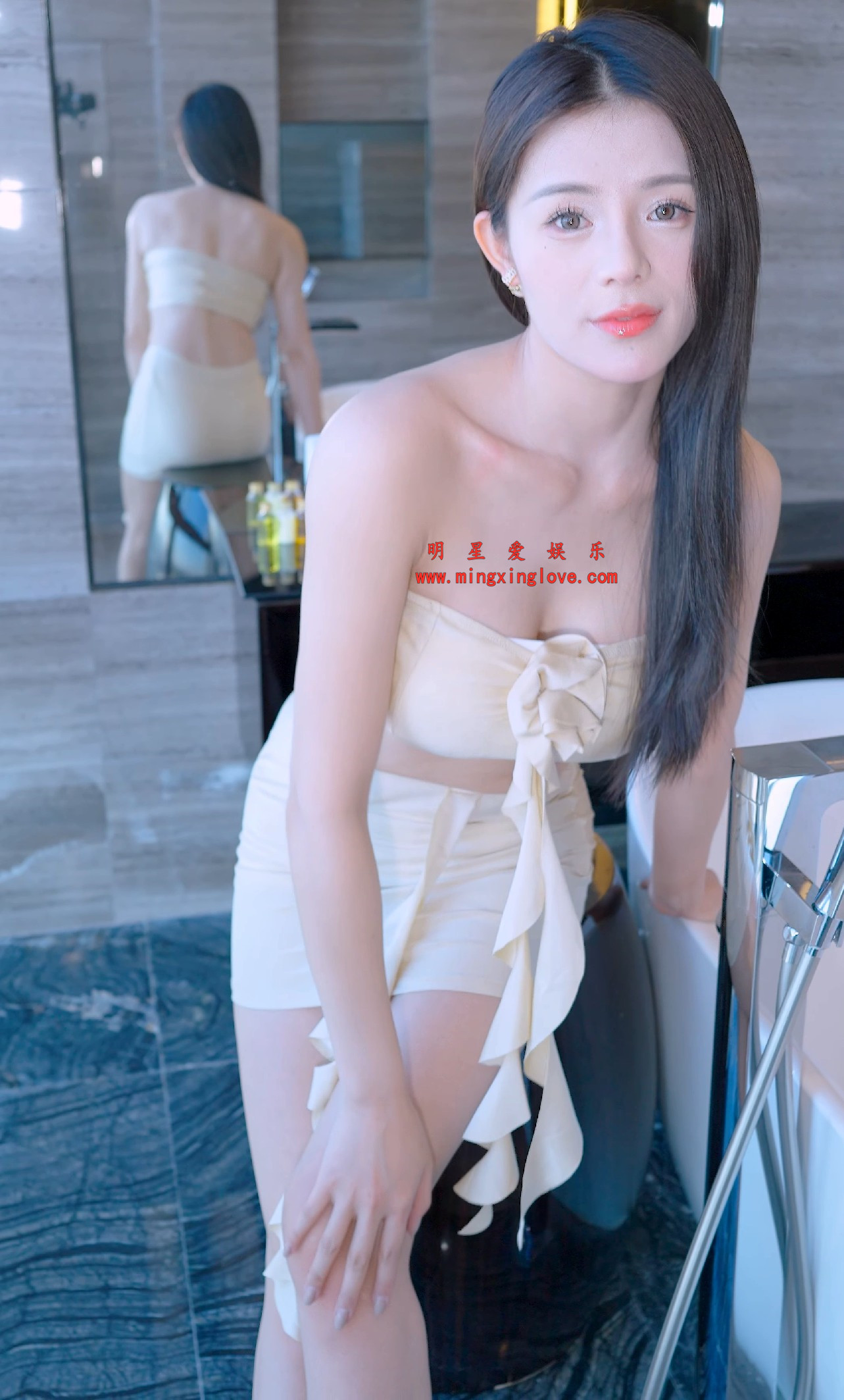 抖音网红美女车模王欣酒店写真拍摄花絮视频，大尺度抹胸露背、短裙美腿光脚，高清4K60fps分辨率原视频下载