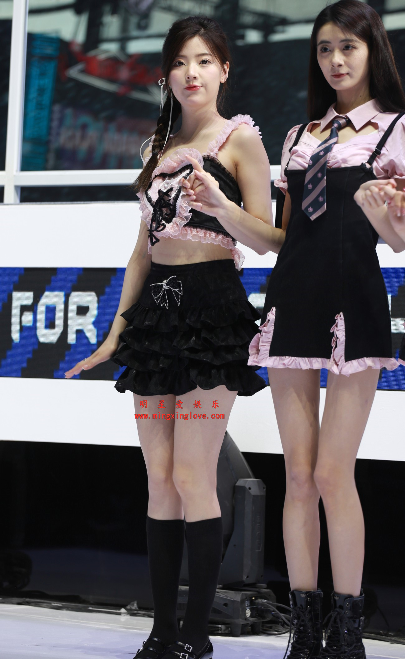 网红车模春晓车展拍摄花絮照片，性感抹胸短裙、美腿光脚等4套造型，高清4K分辨率原图无修生图下载