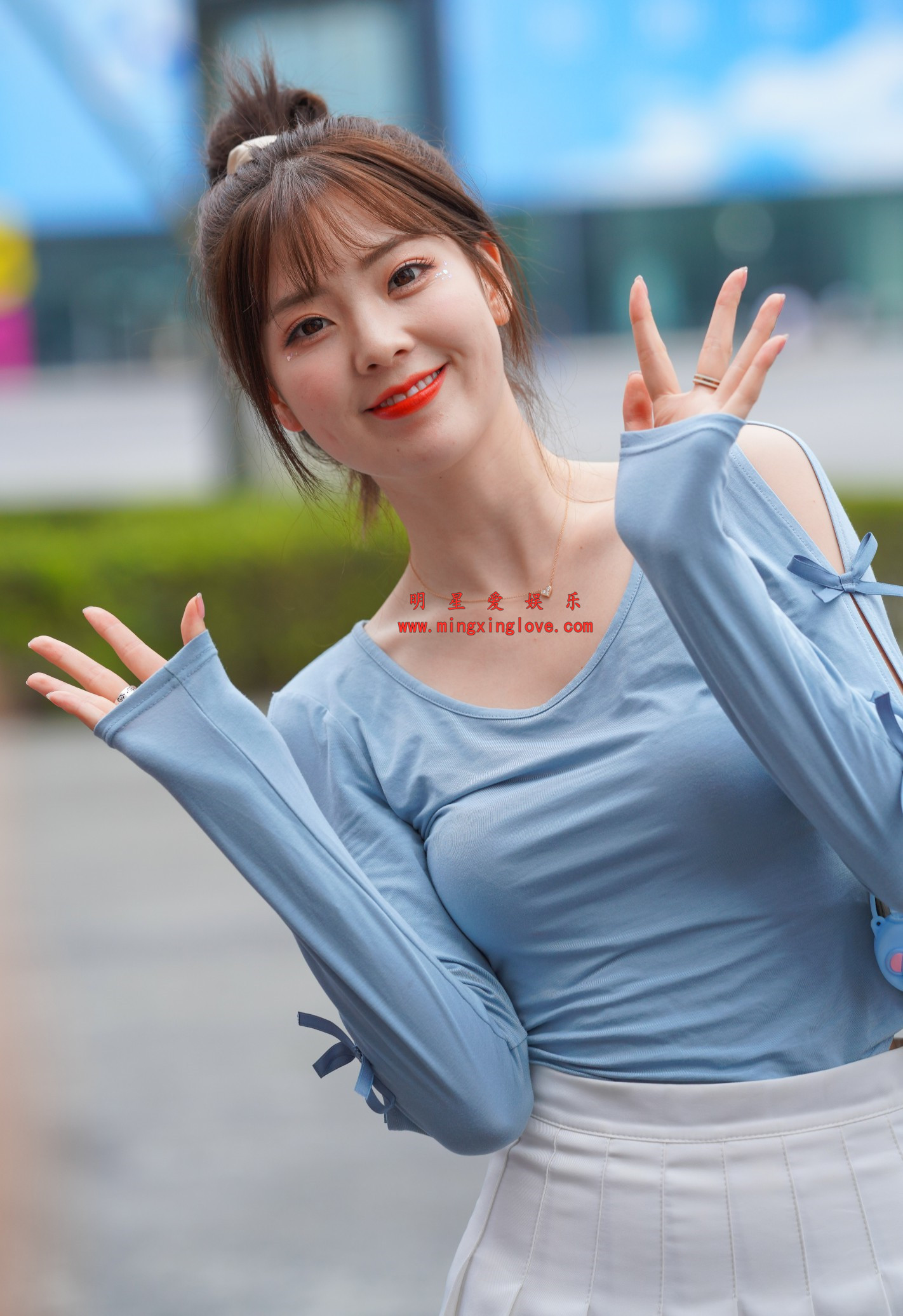 网红车模春晓街拍花絮照片，性感超短裙，美腿光脚，放大可看清肌肤纹理，高清8K分辨率原图无修生图下载