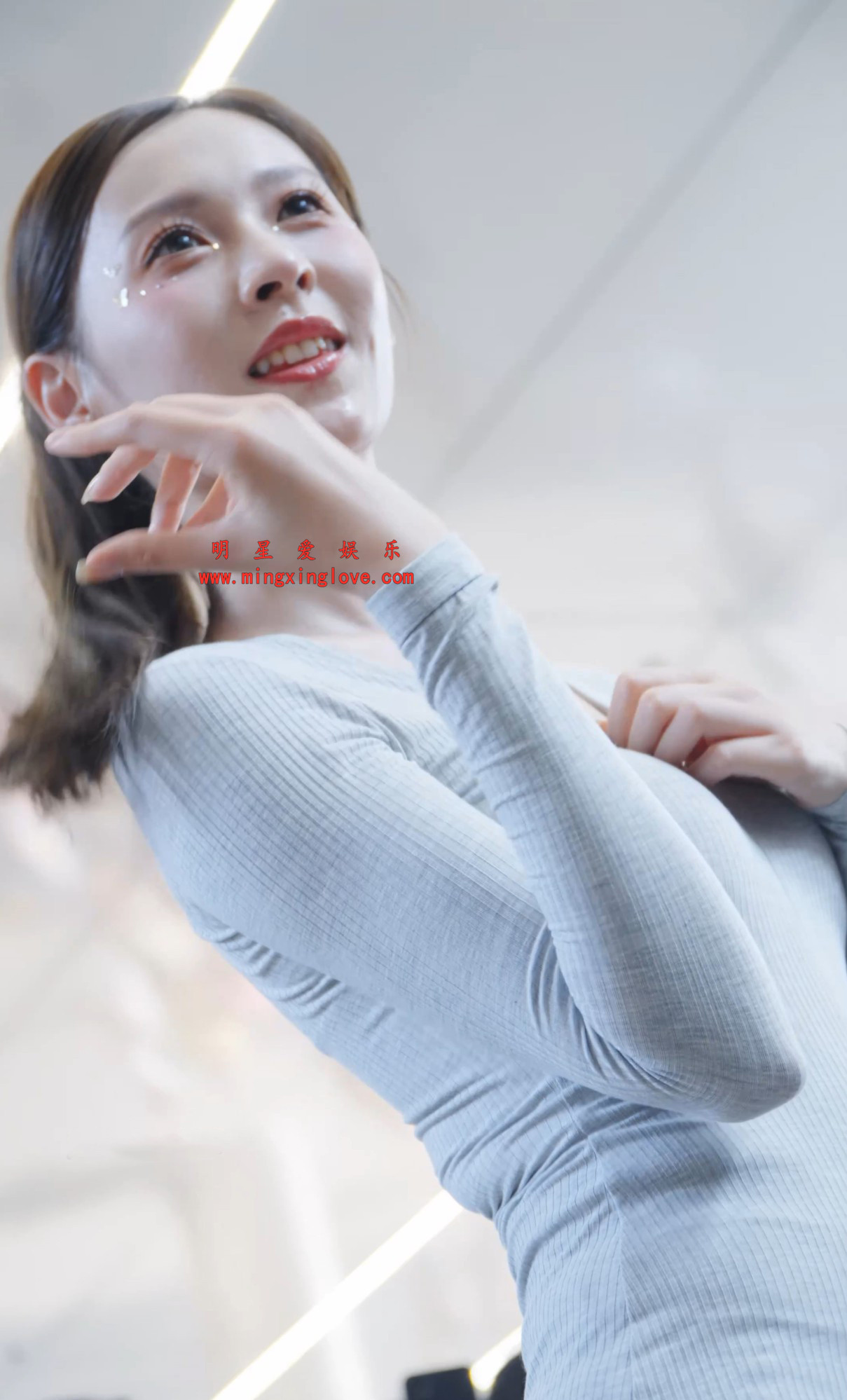 百万粉丝网红小龙鼠粤港澳大湾区车展外拍写真花絮视频，紧身超短裤露美臀、美腿光脚高跟，高清4K60fps分辨率无修原视频下载