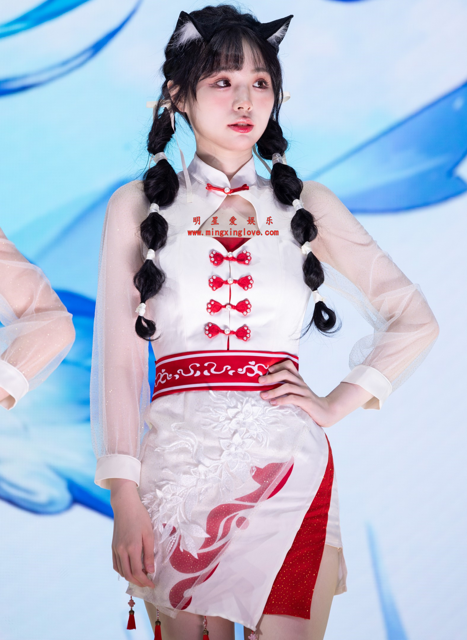 抖音网红coser是糖醋小排骨呀秀场走秀花絮照片，性感短裙美腿、光脚，放大可看清肌肤纹理，高清8K分辨率原图无修生图下载