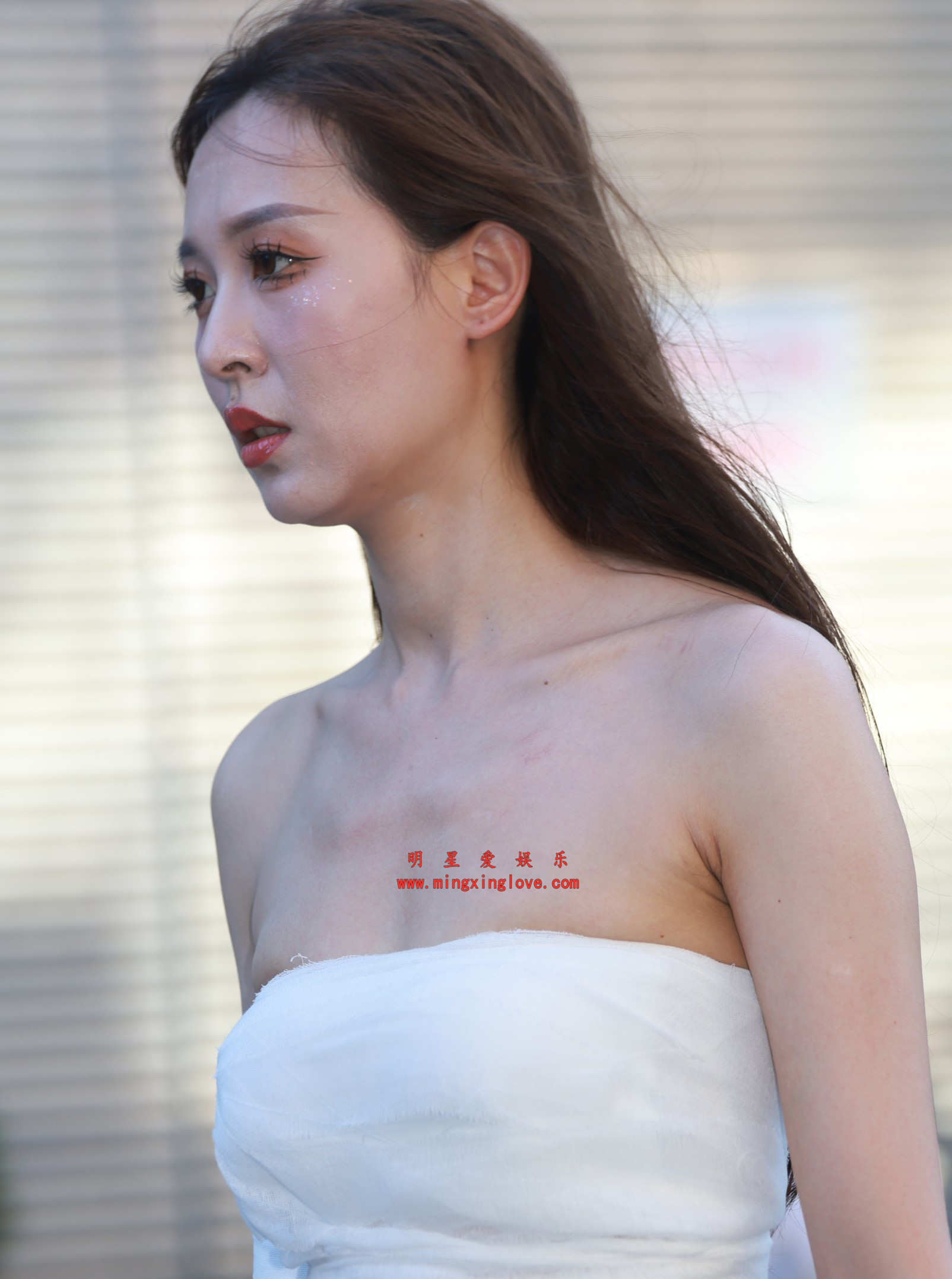 百万粉丝网红小龙鼠车展、街拍、cosplay照片，性感吊带、抹胸等造型，放大可看清肌肤纹理，高清原图无修生图下载