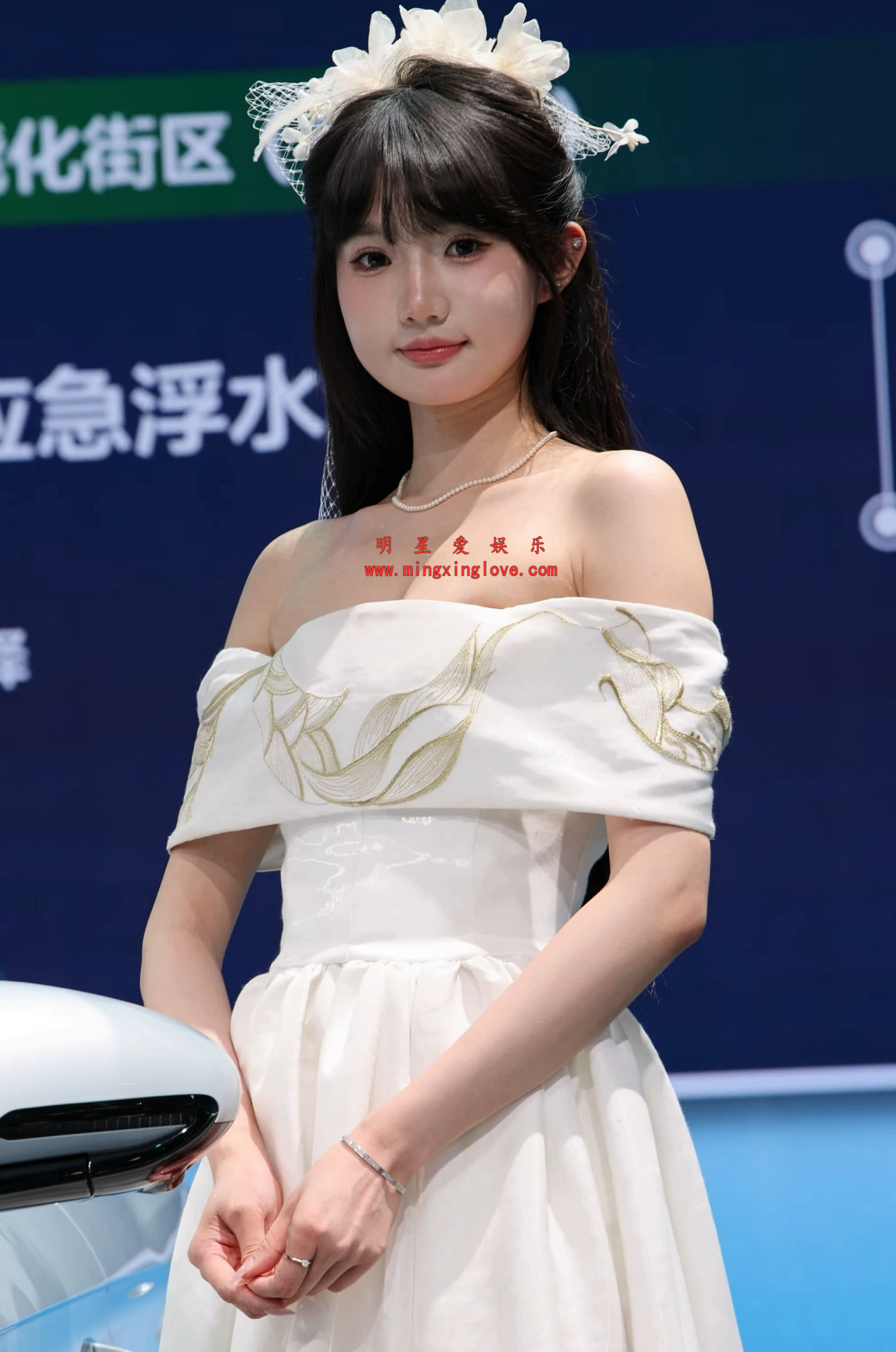 抖音百万粉丝网红抱起小熊就跑车展拍摄花絮视频，性感抹胸，近距离拍摄，高清4K60fps分辨率原视频下载