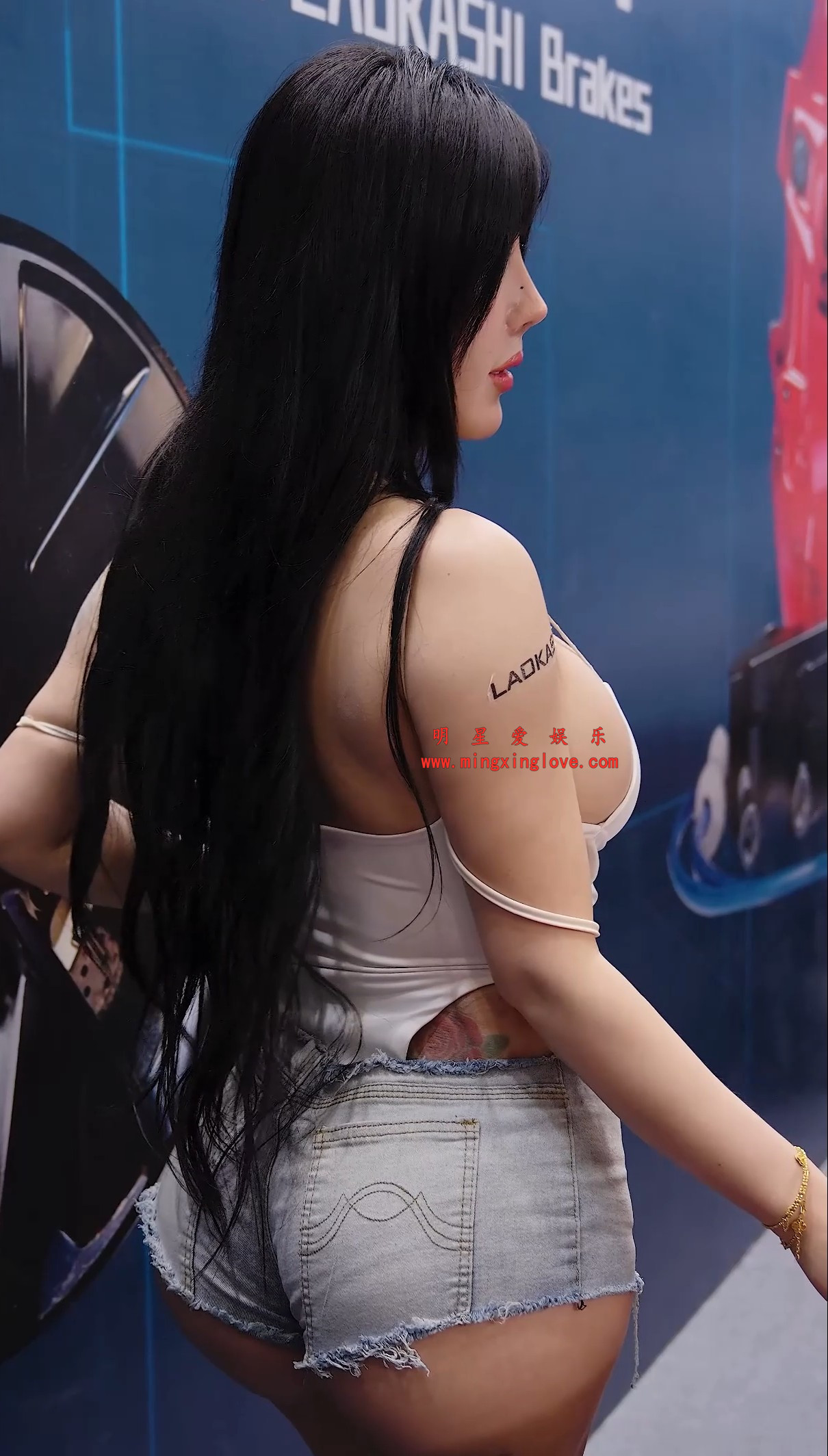 车模猪小七深圳改装车展拍摄花絮视频,大尺度爆乳露胸、超短露臀牛仔,高清4K60fps分辨率原视频下载 车模猪小七深圳改装车展拍摄花絮视频,大尺度爆乳露胸、超短露臀牛仔,高清4K60fps分辨率原视频下载