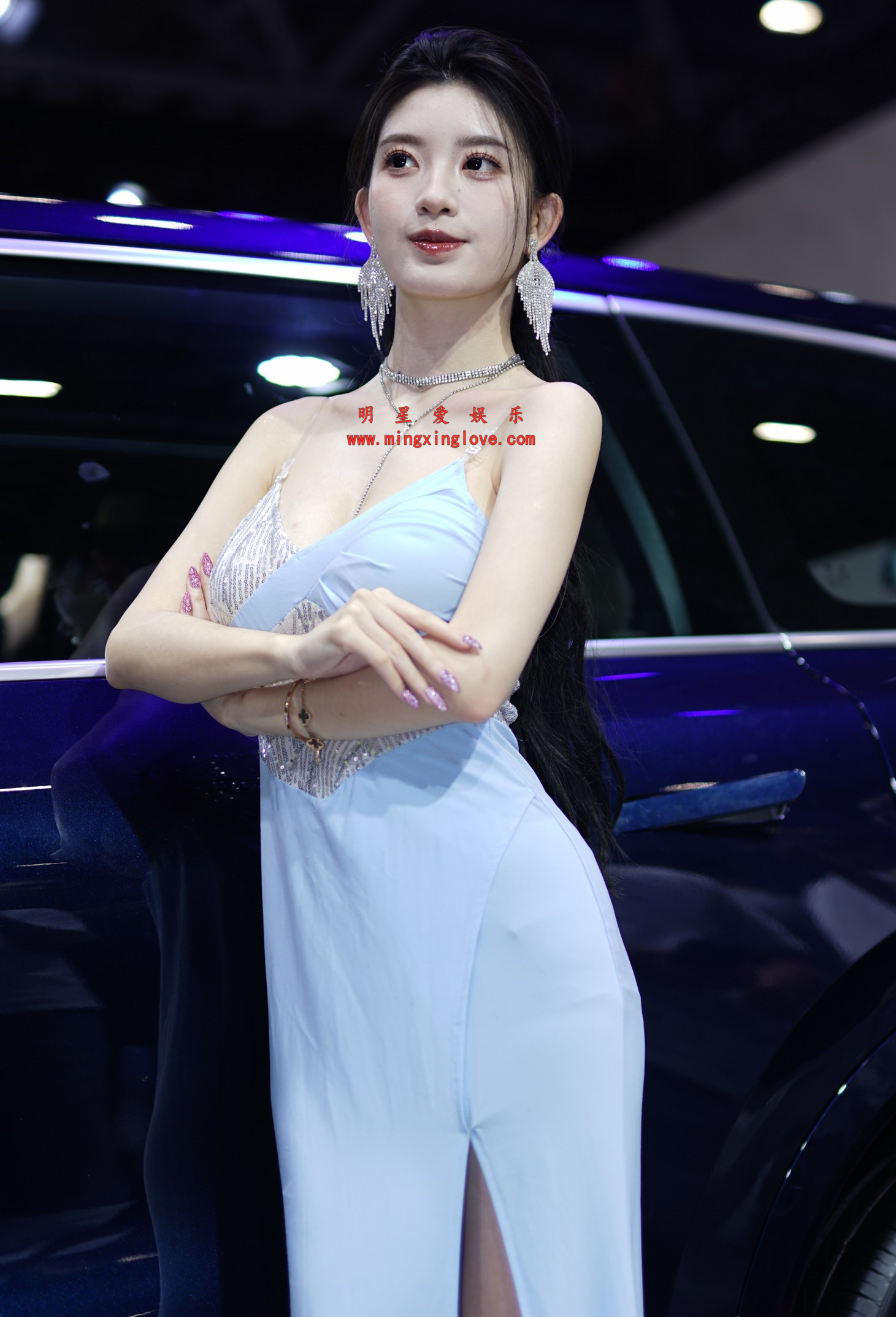 抖音百万粉丝网红车模BB酱车展拍摄花絮照片，大尺度爆乳露胸露背开叉裙，放大可看清肌肤纹理，高清4K分辨率原图无修生图下载