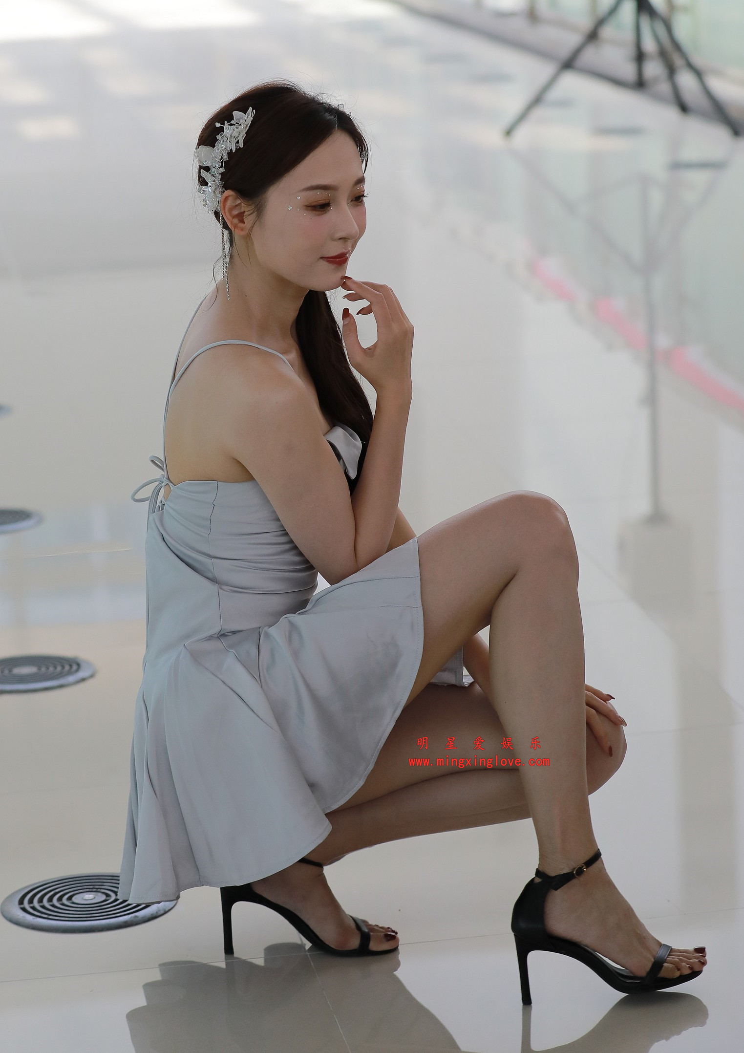 百万粉丝网红车模小龙鼠车展外拍花絮照片,性感吊带露背短裙、美腿光脚,高清4K分辨率原图无修生图下载 百万粉丝网红车模小龙鼠车展外拍花絮照片,性感吊带露背短裙、美腿光脚,高清4K分辨率原图无修生图下载