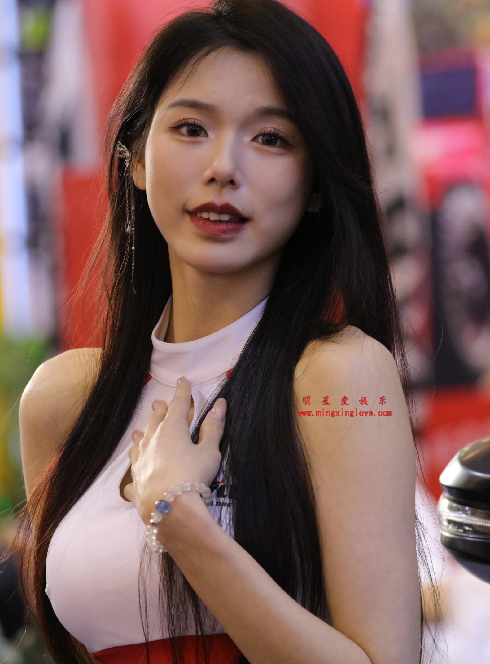 网红啦啦队Wow小六车展拍摄花絮照片，性感露背、光脚特写，放大可看清肌肤纹理，高清8K分辨率原图无修生图下载