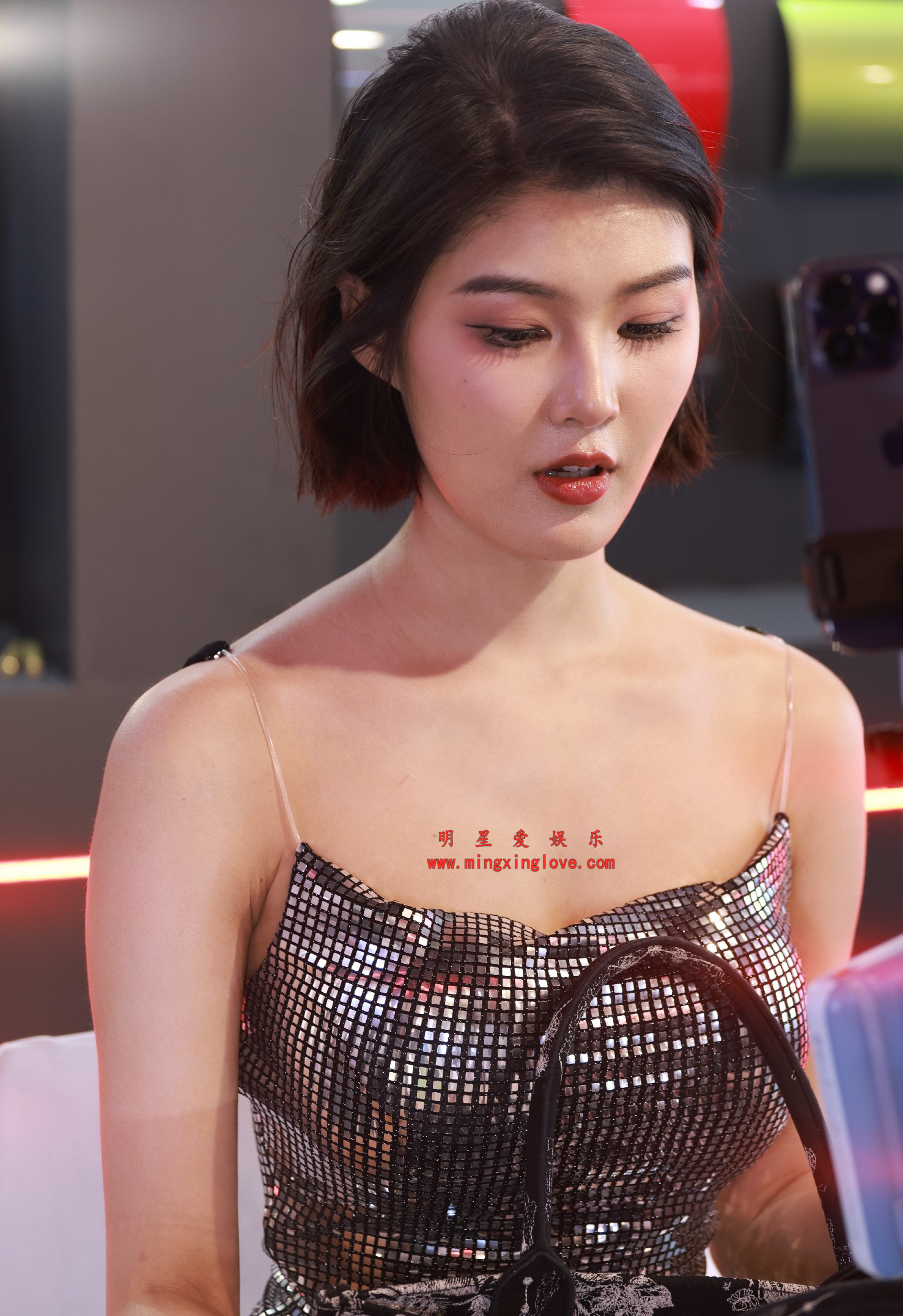 百万粉丝网红车模程儿直播活动拍摄花絮照片，大尺度吊带露胸，放大可看清肌肤纹理，高清8K分辨率原图无修生图下载