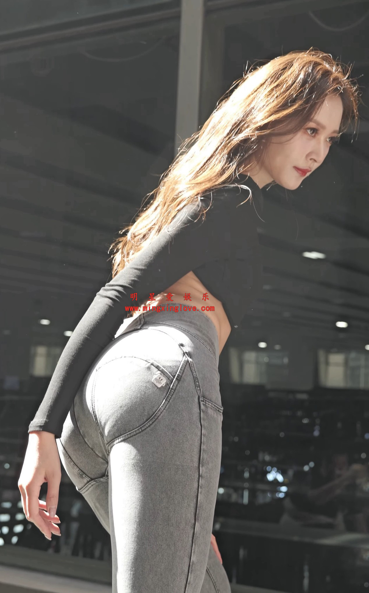 百万粉丝小龙鼠广州国际汽车展览会外拍直拍视频,大尺度露背、紧身牛仔、光脚高跟造型,高清4K60fps分辨率原视频下载 百万粉丝小龙鼠广州国际汽车展览会外拍直拍视频,大尺度露背、紧身牛仔、光脚高跟造型,高清4K60fps分辨率原视频下载