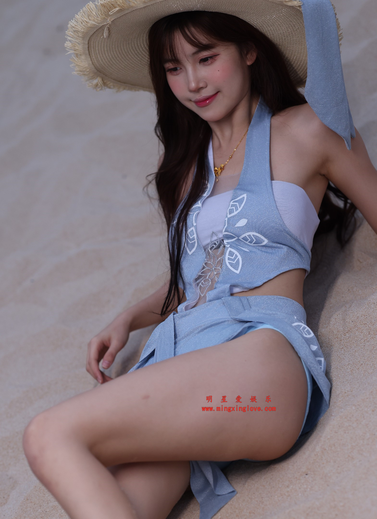 抖音百万粉丝网红车模克罗拉海滩私房写真花絮照片，吊带内衣、美腿光脚造型，高清8K分辨率原图无修生图下载