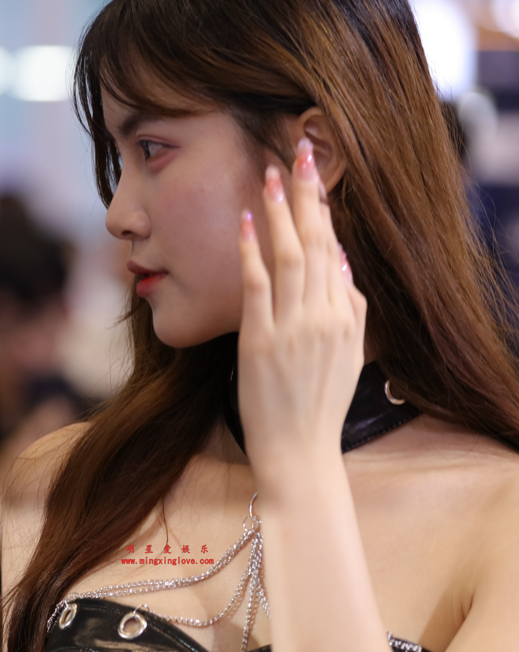 抖音百万粉丝网红车模克罗拉车展拍摄花絮照片，性感抹胸短裙、美腿光脚特写，放大可看清肌肤纹理，高清8K分辨率原图无修生图下载