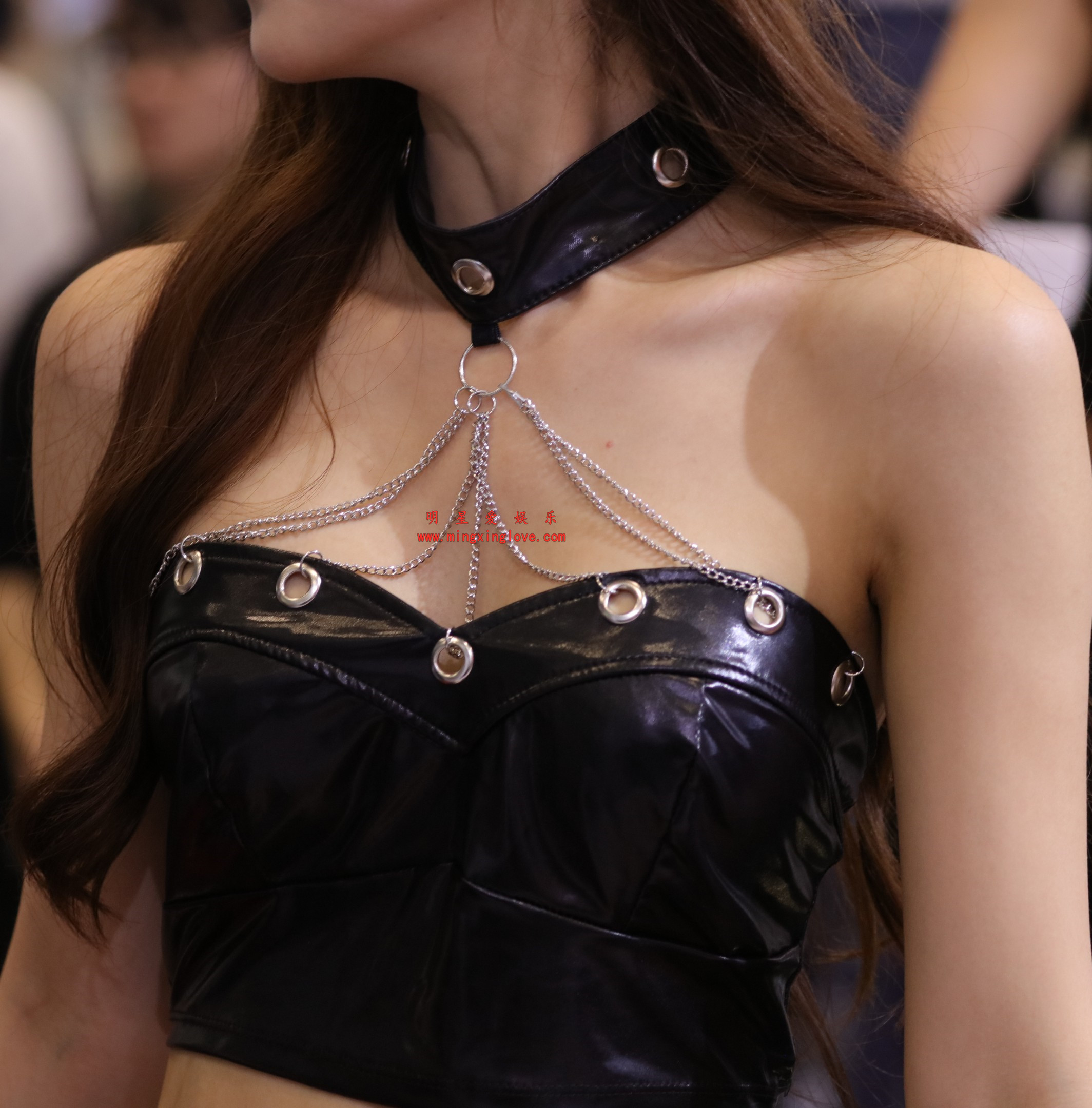 抖音百万粉丝网红车模克罗拉车展拍摄花絮照片,性感抹胸短裙、美腿光脚特写,放大可看清肌肤纹理,高清8K分辨率原图无修生图下载 抖音百万粉丝网红车模克罗拉车展拍摄花絮照片,性感抹胸短裙、美腿光脚特写,放大可看清肌肤纹理,高清8K分辨率原图无修生图下载