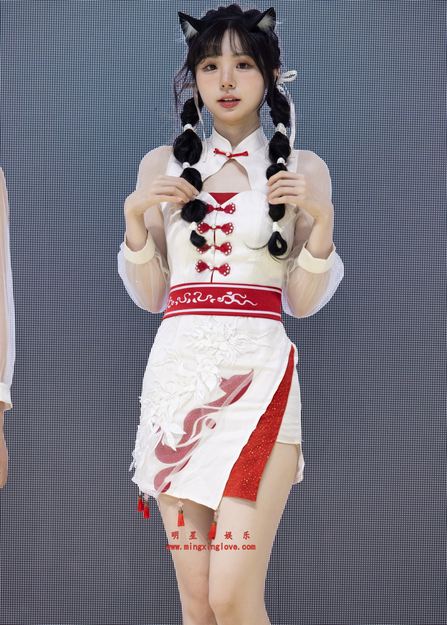 抖音网红coser是糖醋小排骨呀秀场走秀花絮照片，性感短裙美腿、光脚，放大可看清肌肤纹理，高清8K分辨率原图无修生图下载