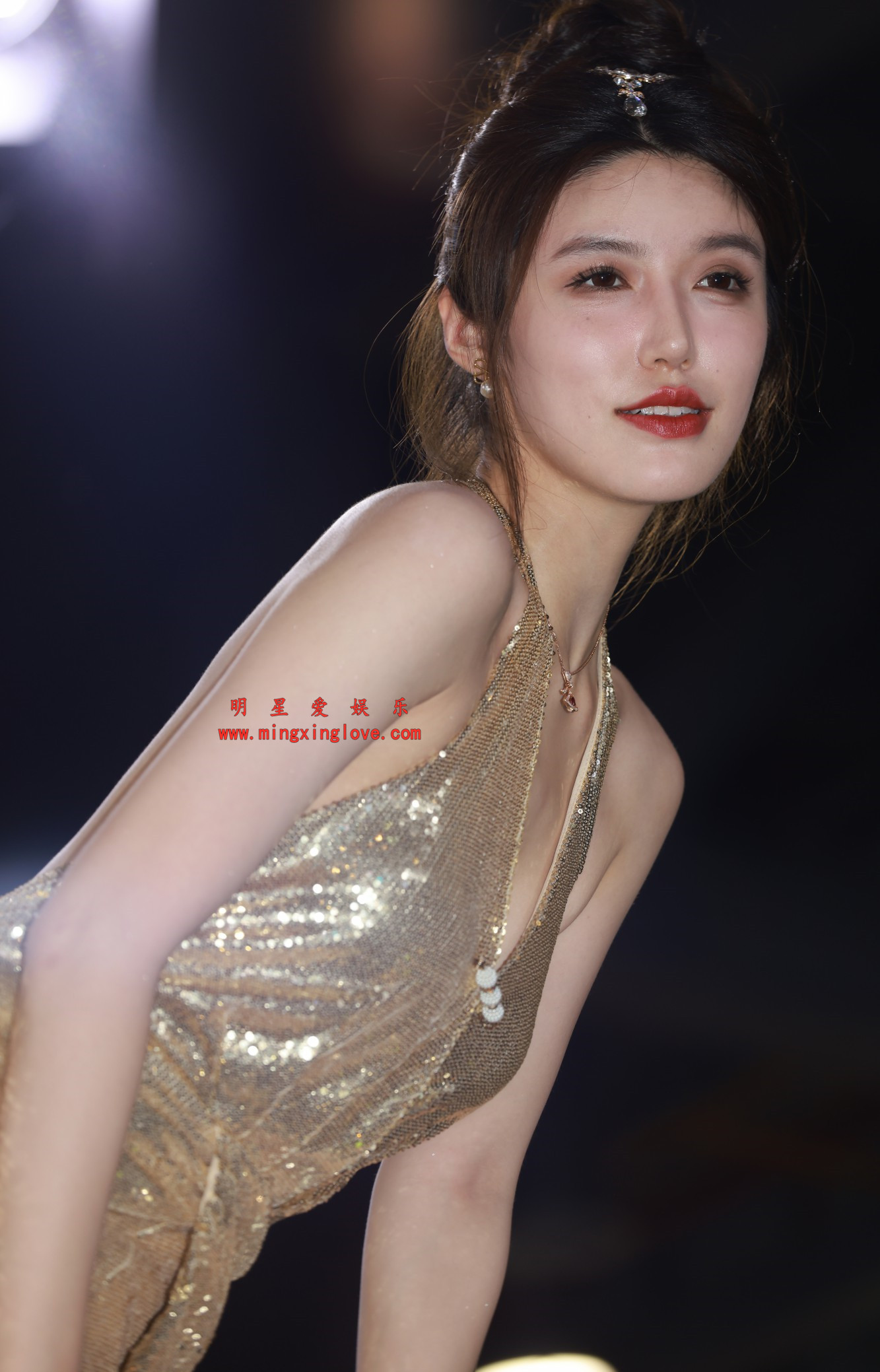 小乌苏Tina‌车展拍摄花絮照片，大尺度露背、吊带露胸（乳贴）造型，放大可看清肌肤纹理，高清8K分辨率原图无修生图下载