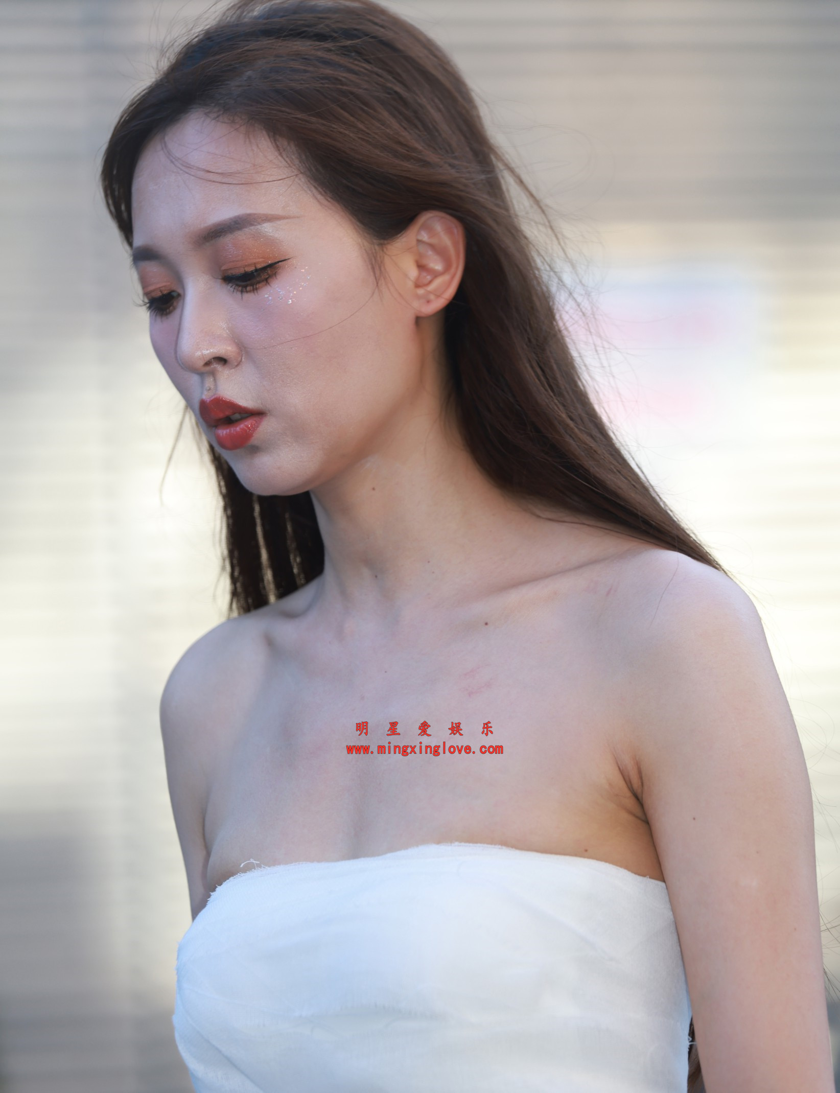 百万粉丝网红小龙鼠车展、街拍、cosplay照片，性感吊带、抹胸等造型，放大可看清肌肤纹理，高清原图无修生图下载