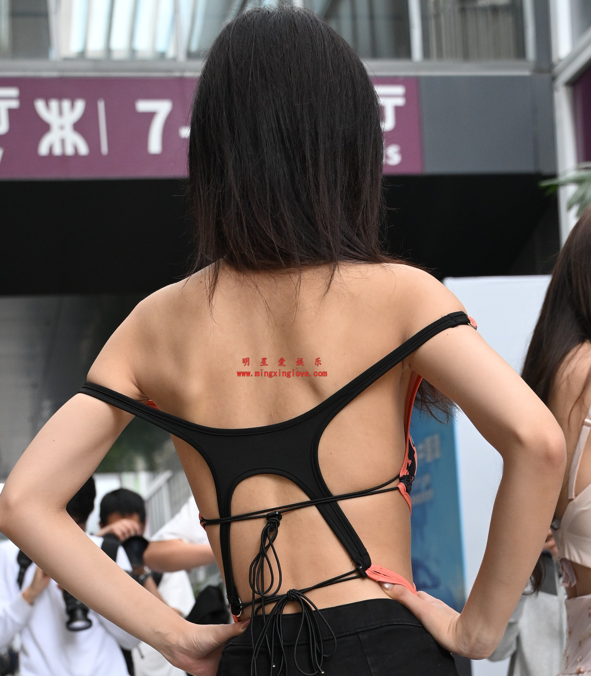 车模任绵绵街拍花絮照片，大尺度露背超短裤、黑丝美腿、光脚高跟，放大可看清肌肤纹理，高清8K分辨率原图无修生图下载