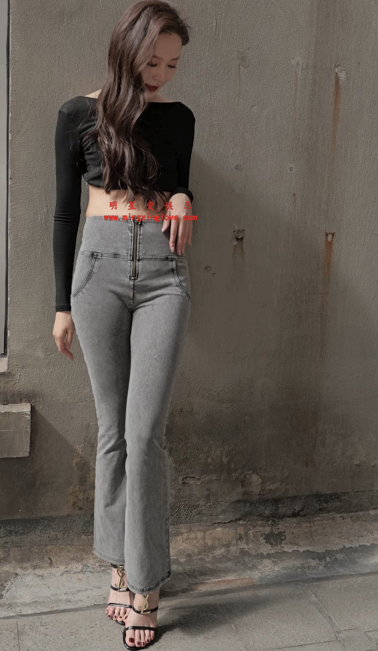 百万粉丝小龙鼠广州国际汽车展览会外拍直拍视频,大尺度露背、紧身牛仔、光脚高跟造型,高清4K60fps分辨率原视频下载 百万粉丝小龙鼠广州国际汽车展览会外拍直拍视频,大尺度露背、紧身牛仔、光脚高跟造型,高清4K60fps分辨率原视频下载