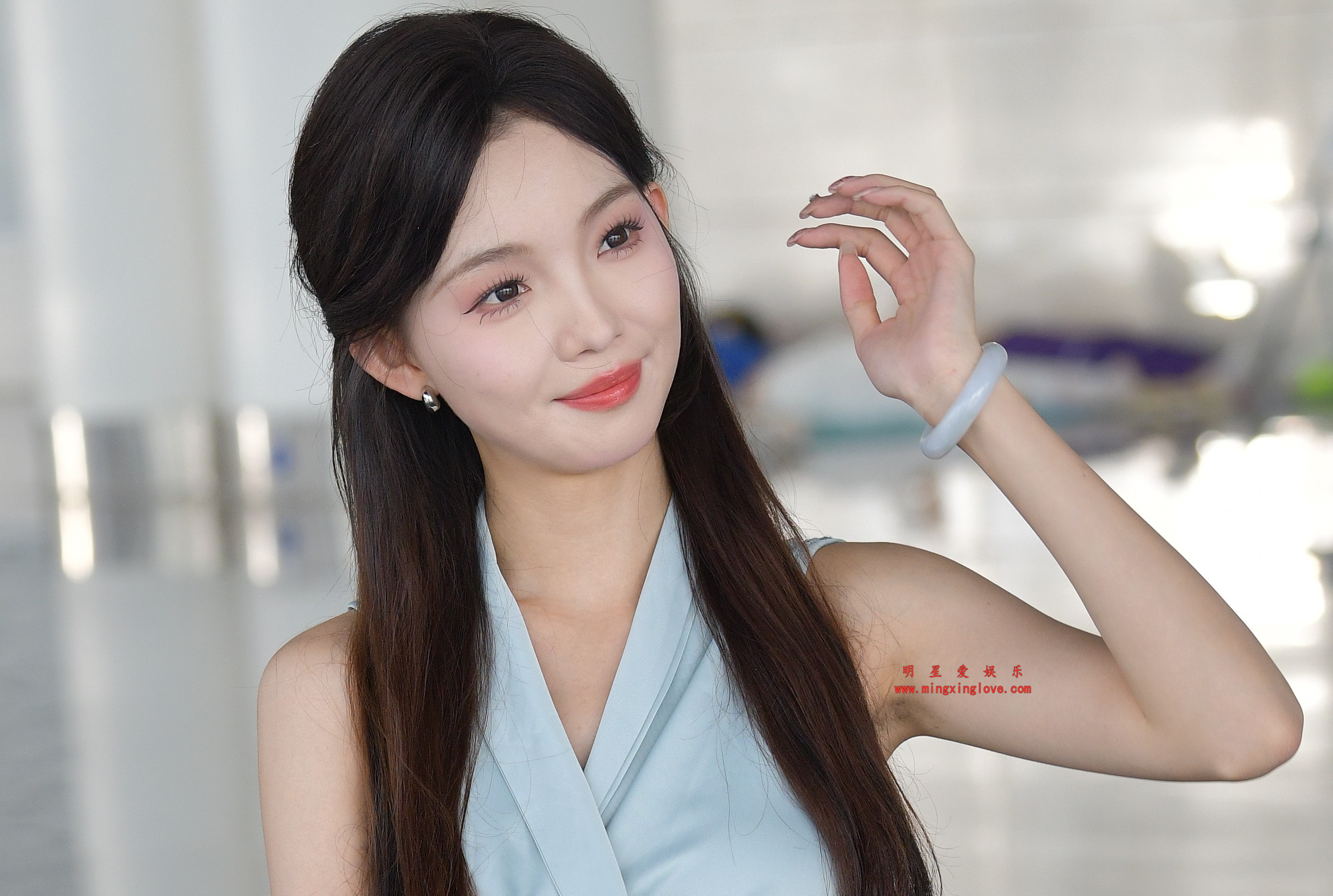 网红车模小面包车展外拍花絮照片,性感短裙、美腿光脚,放到可看清肌肤纹理,高清8K分辨率原图无修生图下载 网红车模小面包车展外拍花絮照片,性感短裙、美腿光脚,放到可看清肌肤纹理,高清8K分辨率原图无修生图下载