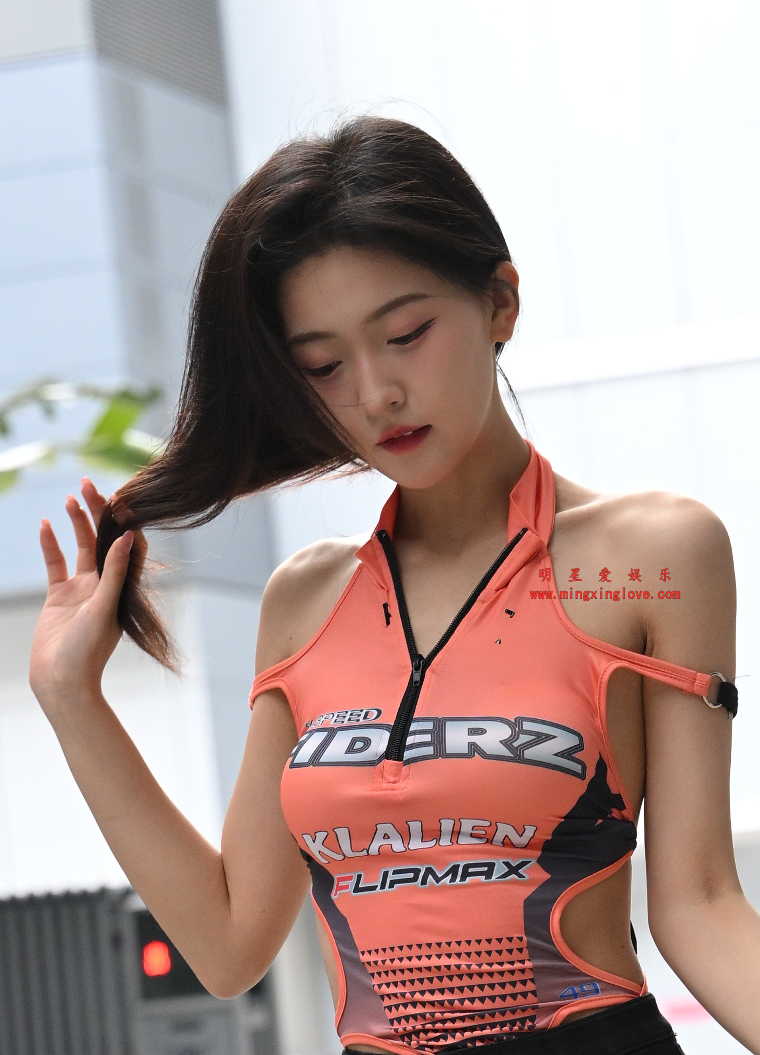 车模任绵绵街拍花絮照片，大尺度露背超短裤、黑丝美腿、光脚高跟，放大可看清肌肤纹理，高清8K分辨率原图无修生图下载