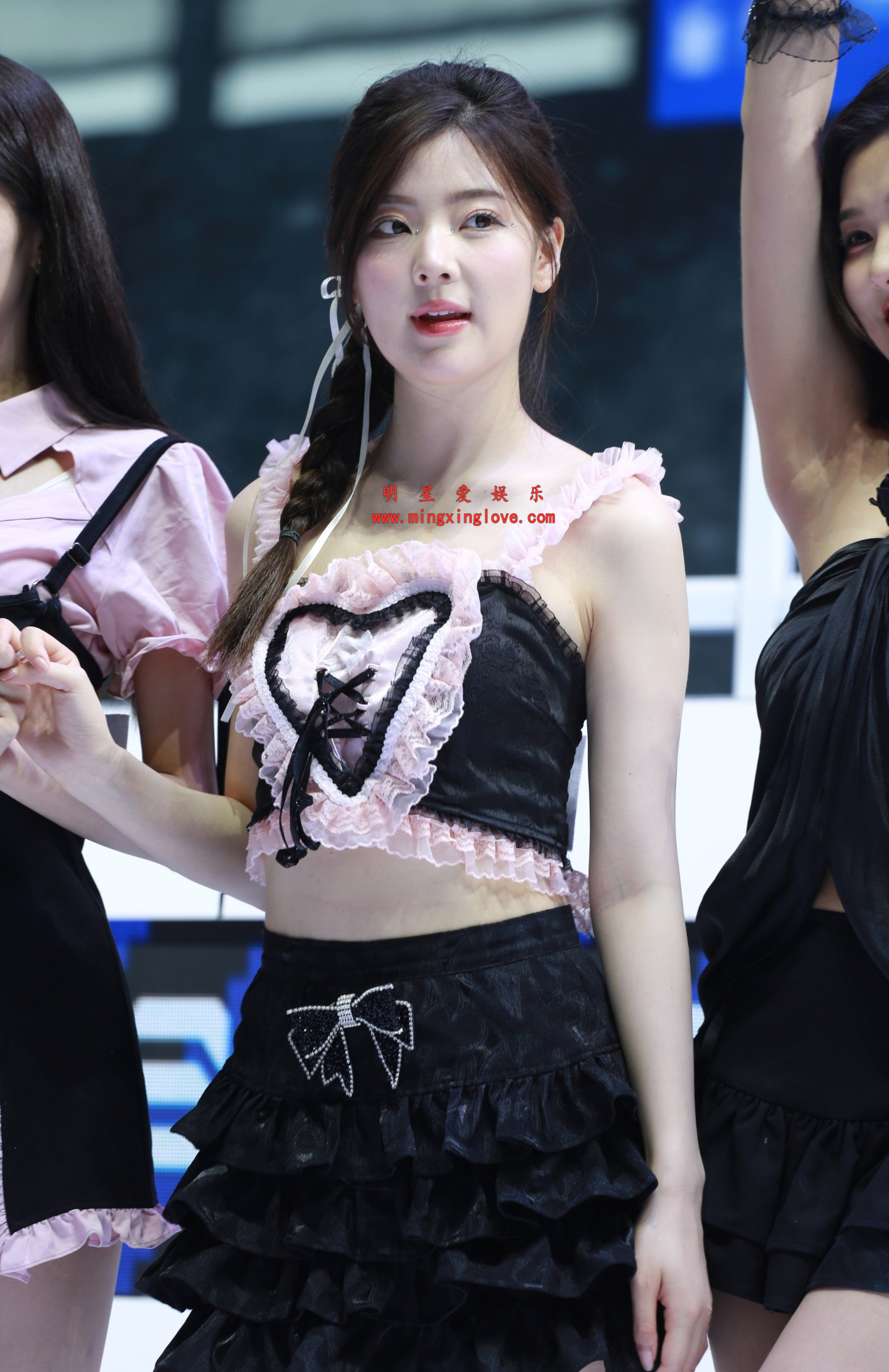 网红车模春晓车展拍摄花絮照片，性感抹胸短裙、美腿光脚等4套造型，高清4K分辨率原图无修生图下载