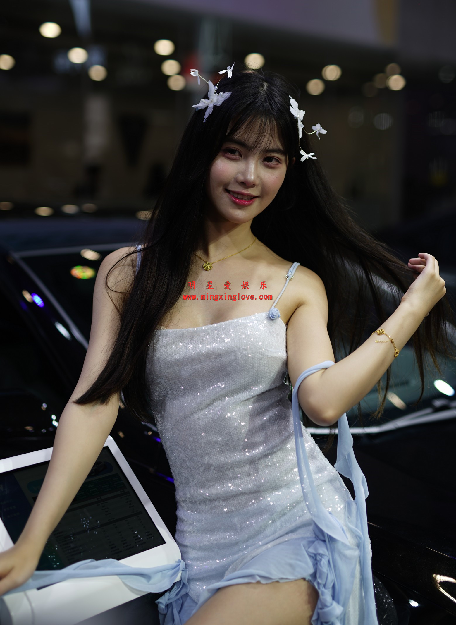 抖音百万粉丝网红车模克罗拉车展拍摄花絮照片，性感吊带露胸开叉裙，高清4K分辨率原图无修生图下载