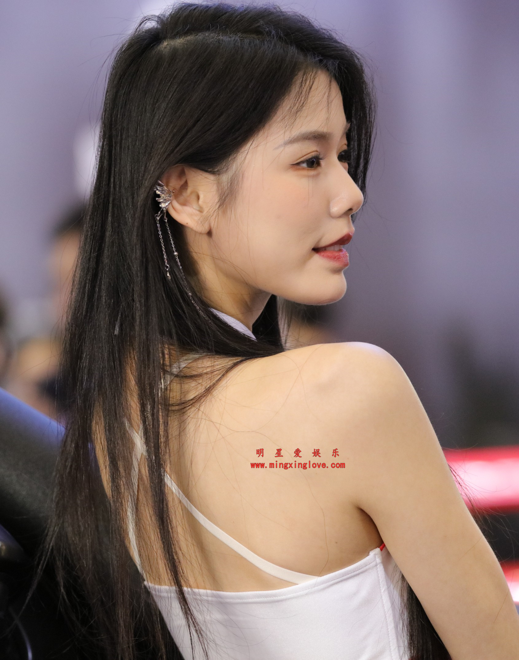 网红啦啦队Wow小六车展拍摄花絮照片，性感露背、光脚特写，放大可看清肌肤纹理，高清8K分辨率原图无修生图下载