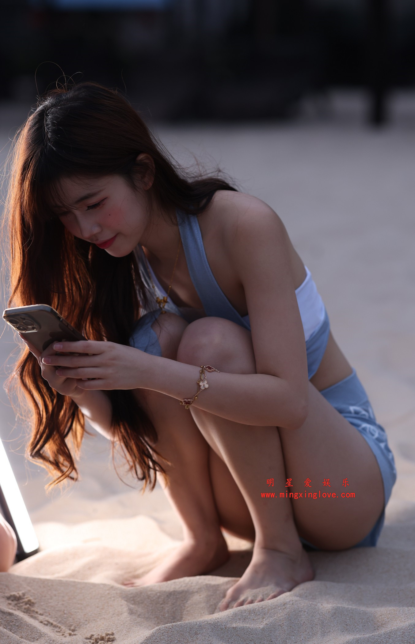 抖音百万粉丝网红车模克罗拉海滩私房写真花絮照片，吊带内衣、美腿光脚造型，高清8K分辨率原图无修生图下载