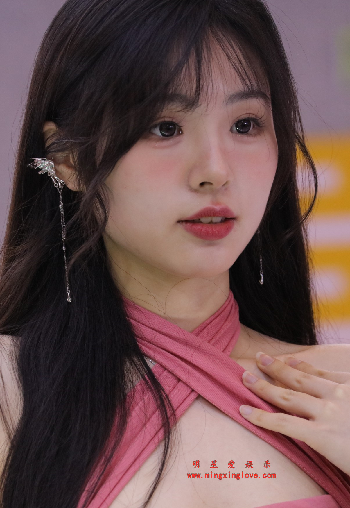 抖音网红coser是糖醋小排骨呀车展拍摄花絮照片，性感露胸超短裙、美腿光脚特写，放大可看清肌肤纹理，高清8K分辨率原图无修生图下载